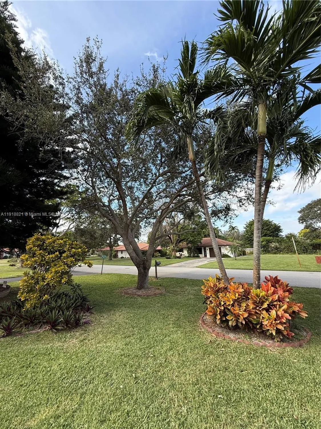 Property Slideshow image 4 of 32 | 300 nw 42nd st, Boca Raton, FL, 33431