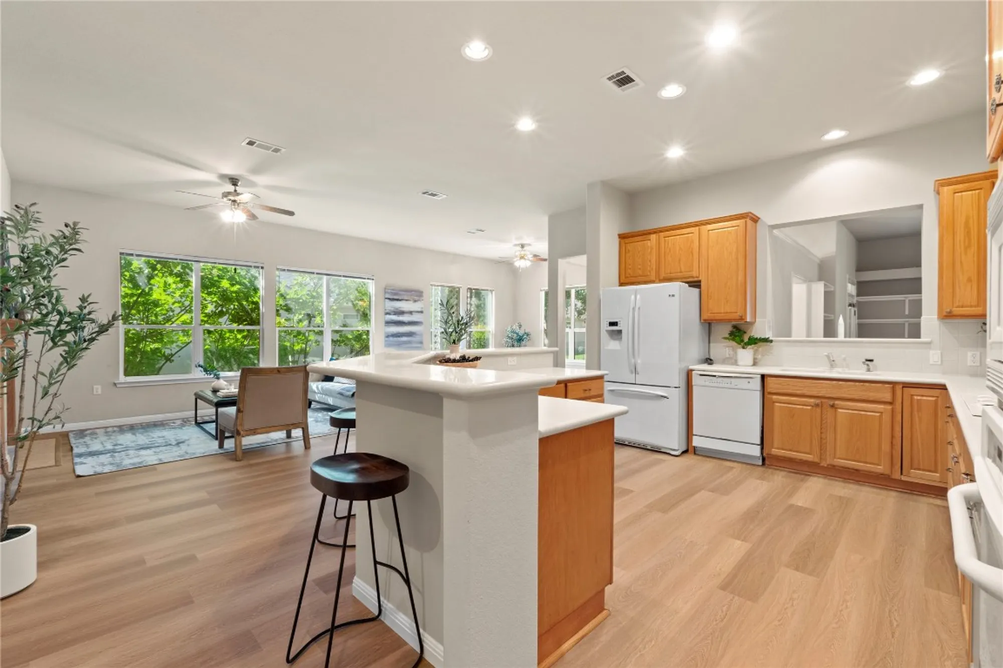 Property Slideshow image 10 of 39 | 122 durango trl, Georgetown, TX, 78633