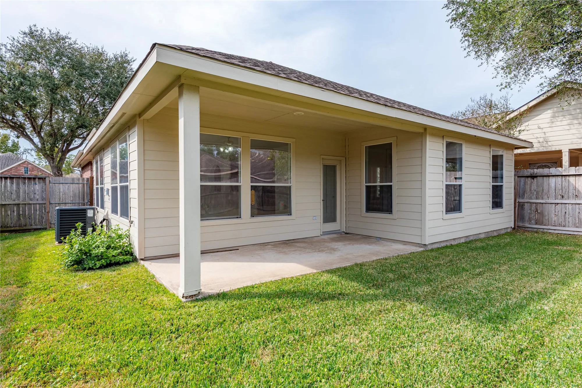 Property Slideshow image 19 of 27 | 1319 palermo dr, Pearland, TX, 77581