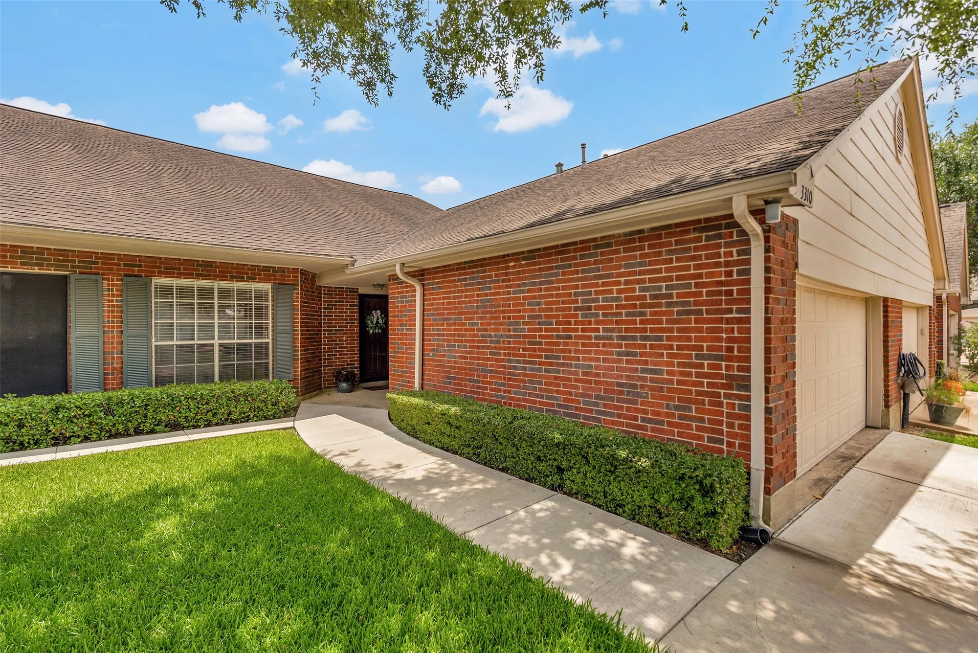 Property Slideshow image 2 of 46 | 3310 country meadows ct, Pearland, TX, 77584
