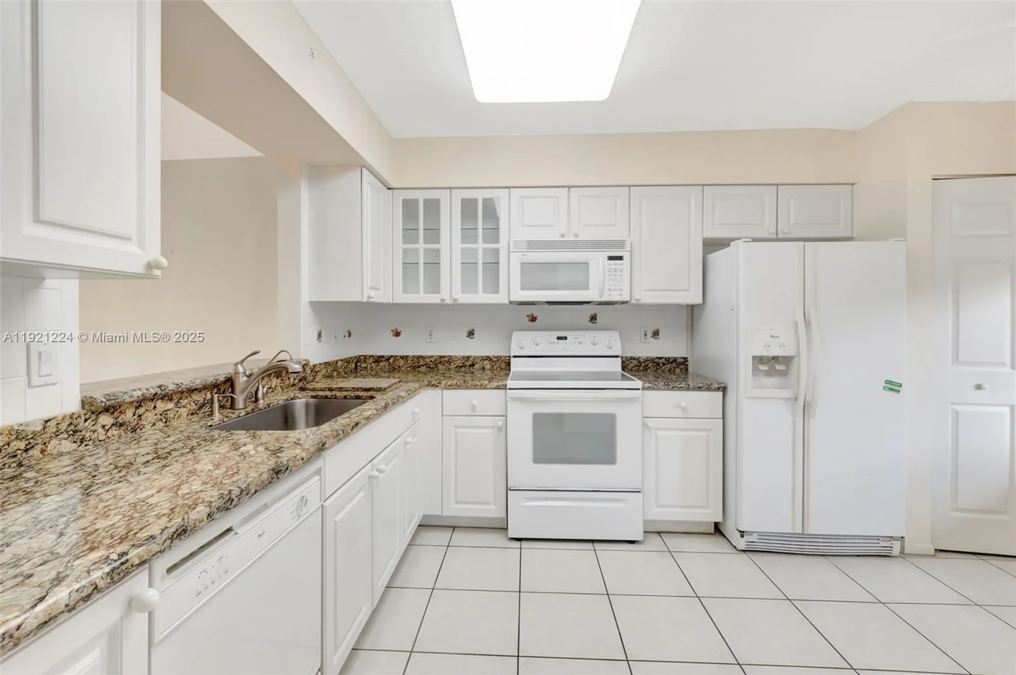 Property Slideshow image 15 of 60 | 12565 imperial isle dr 204, Boynton Beach, FL, 33437
