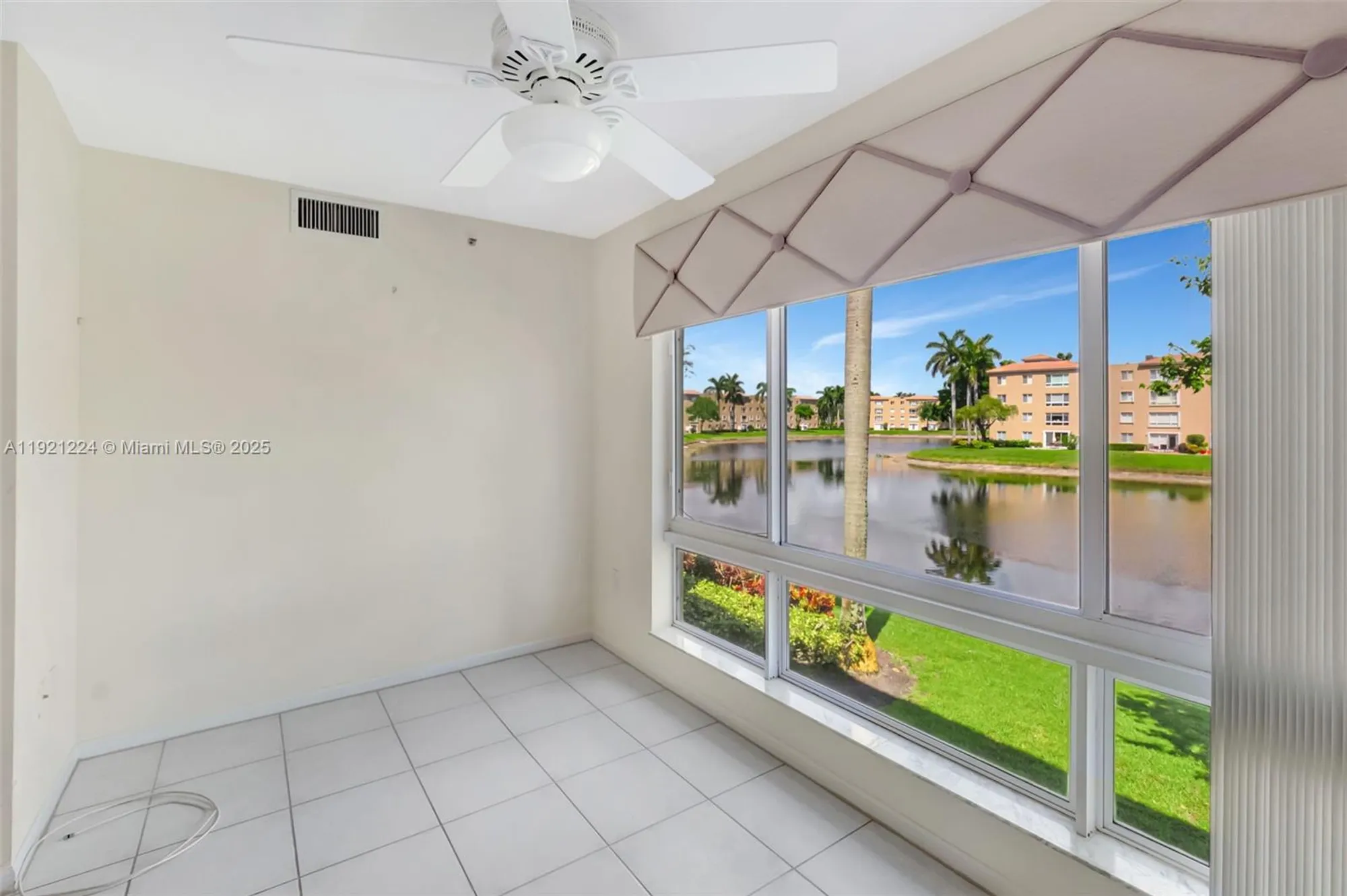 Property Slideshow image 11 of 60 | 12565 imperial isle dr 204, Boynton Beach, FL, 33437