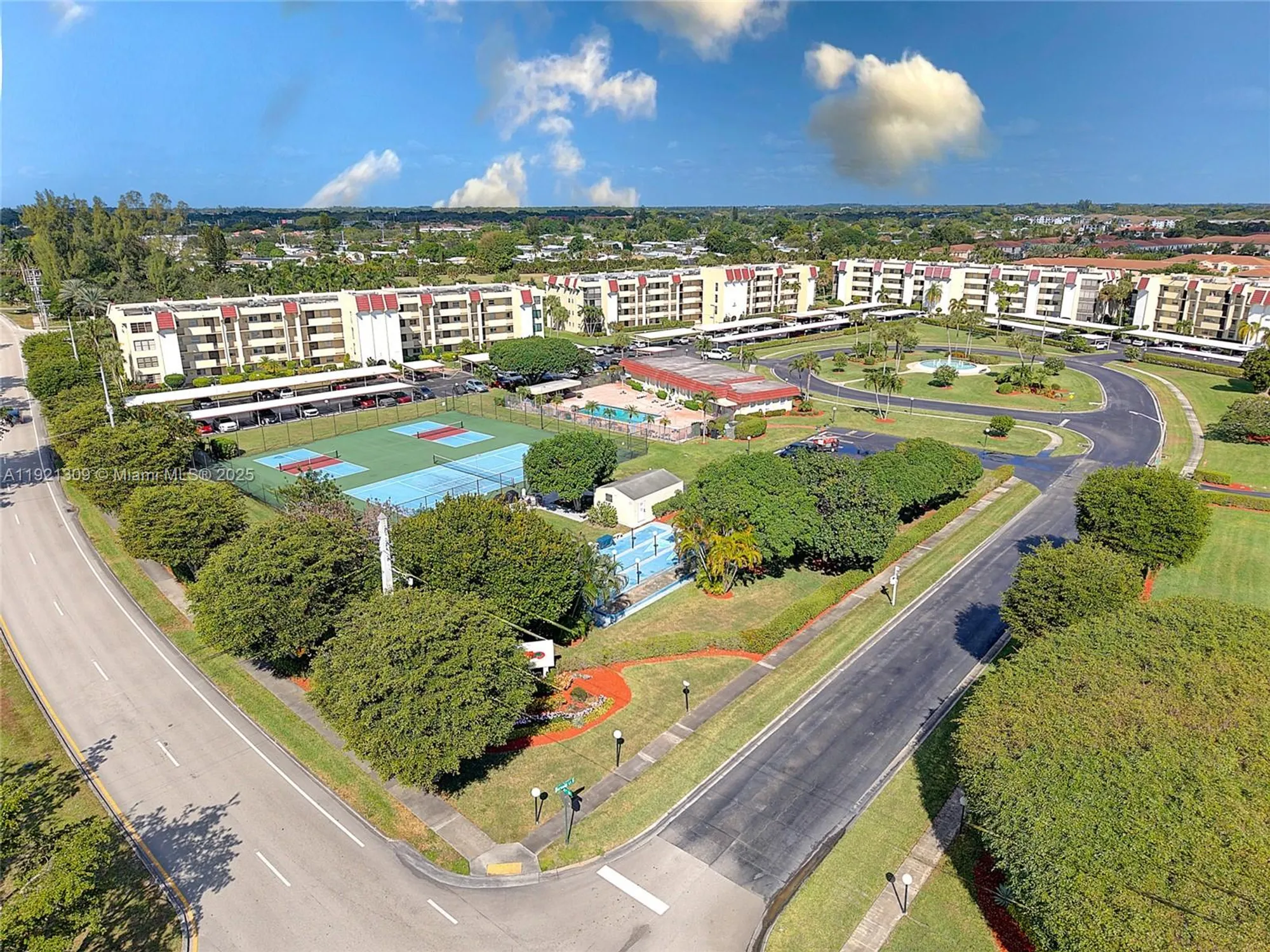 Property Slideshow image 12 of 37 | 23099 barwood ln 307, Boca Raton, FL, 33428