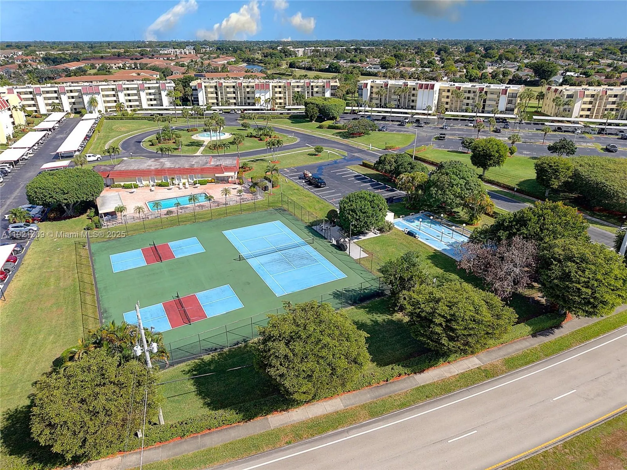 Property Slideshow image 13 of 37 | 23099 barwood ln 307, Boca Raton, FL, 33428
