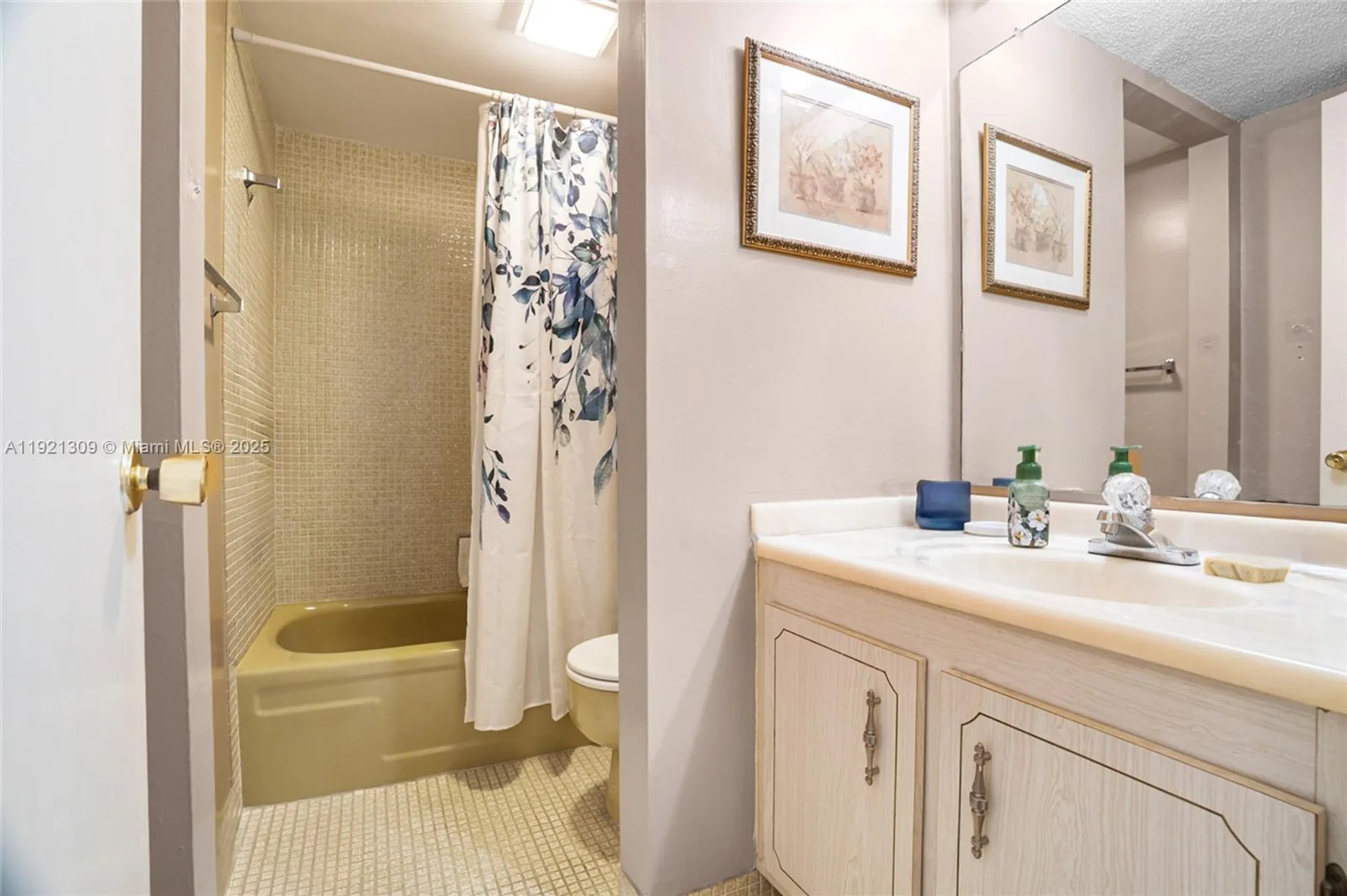 Property Slideshow image 7 of 37 | 23099 barwood ln 307, Boca Raton, FL, 33428