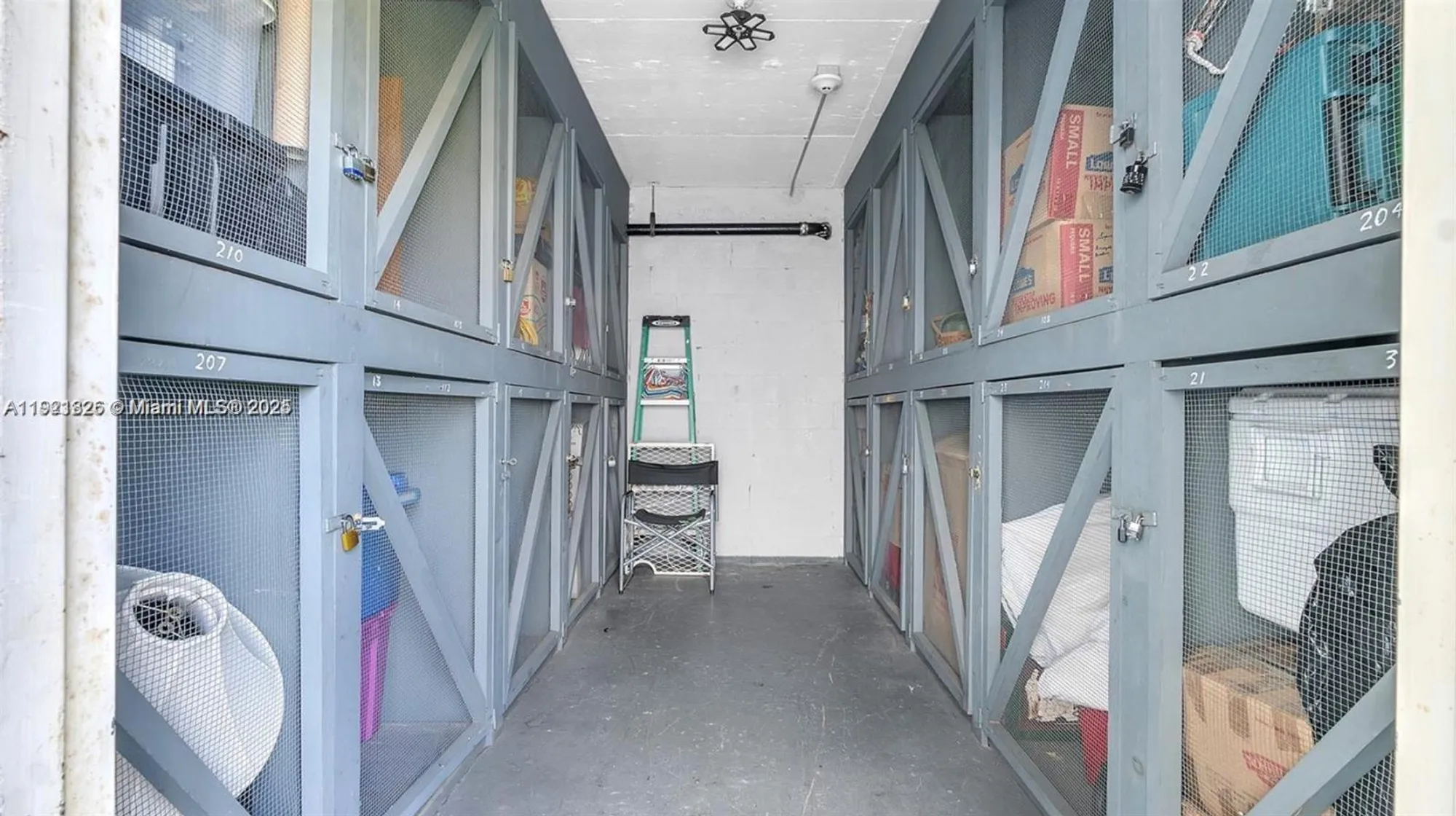 Property Slideshow image 18 of 25 | 2223 park ln 207, Hollywood, FL, 33021