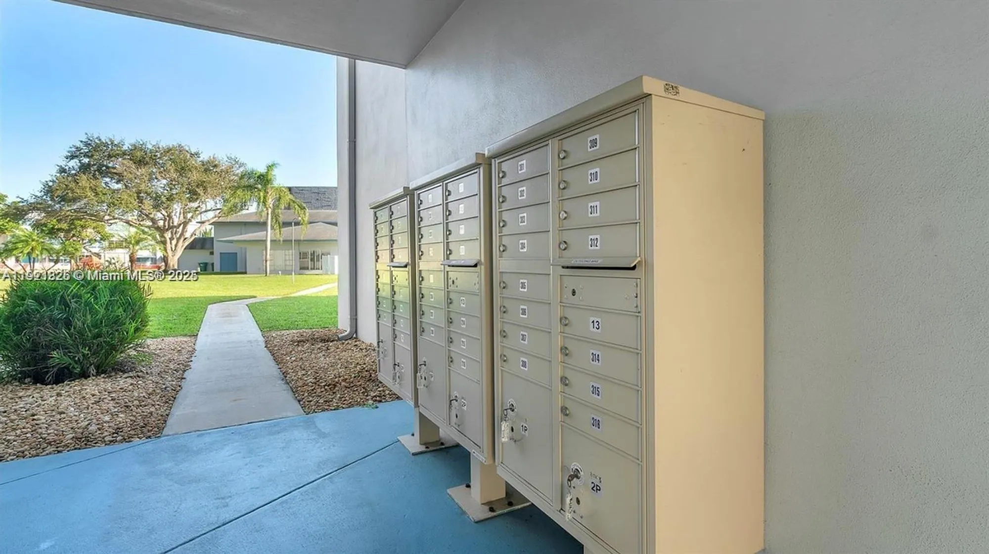 Property Slideshow image 19 of 25 | 2223 park ln 207, Hollywood, FL, 33021
