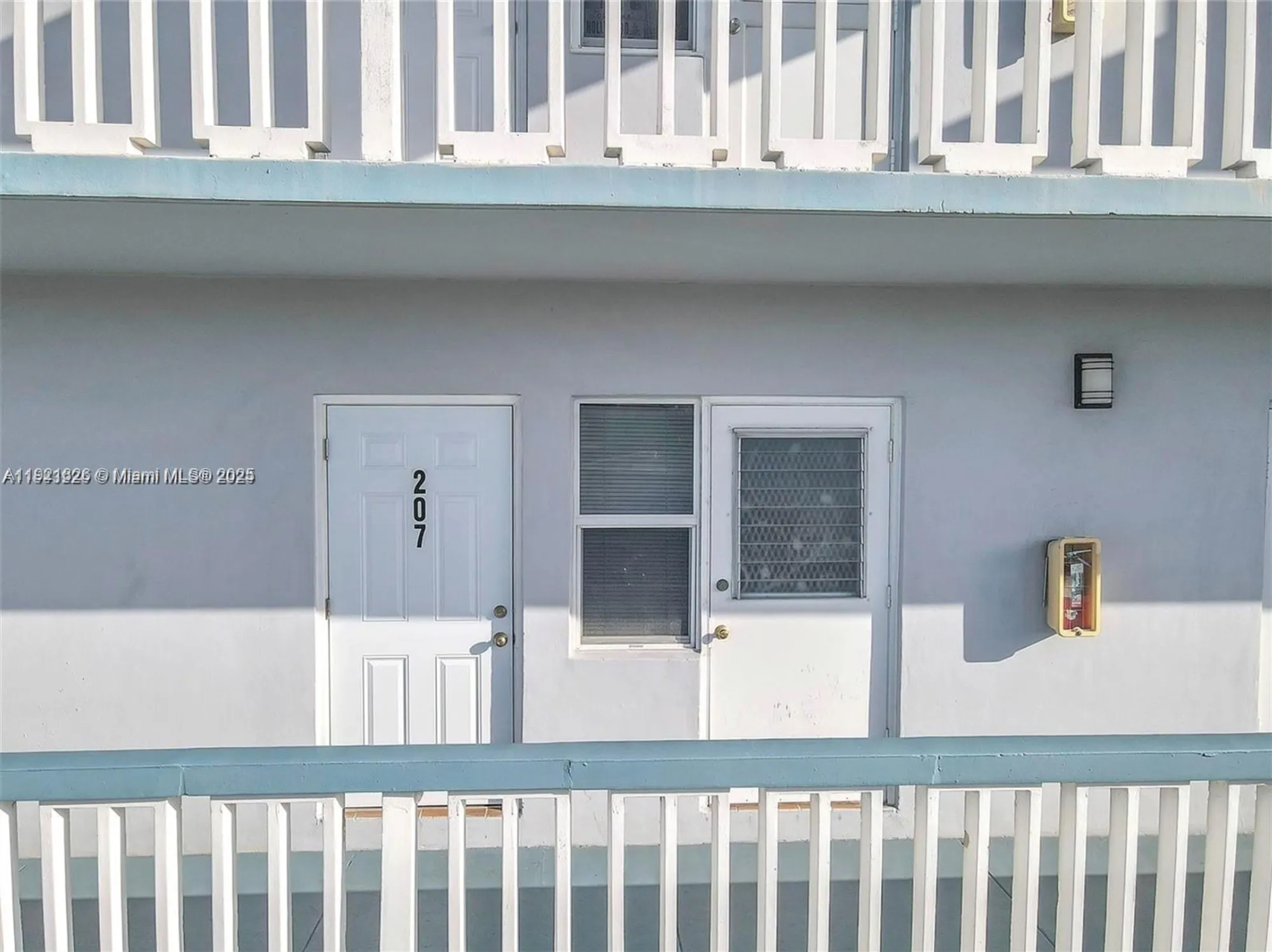 Property Slideshow image 2 of 25 | 2223 park ln 207, Hollywood, FL, 33021