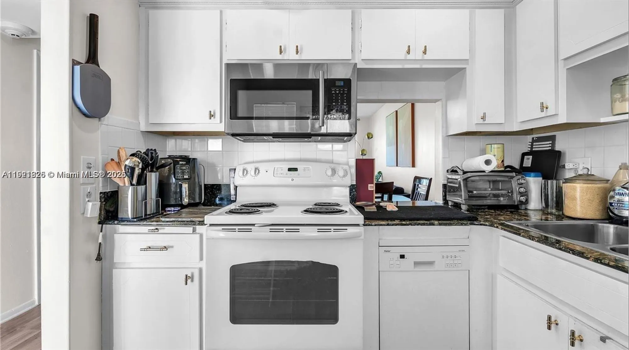 Property Slideshow image 3 of 25 | 2223 park ln 207, Hollywood, FL, 33021