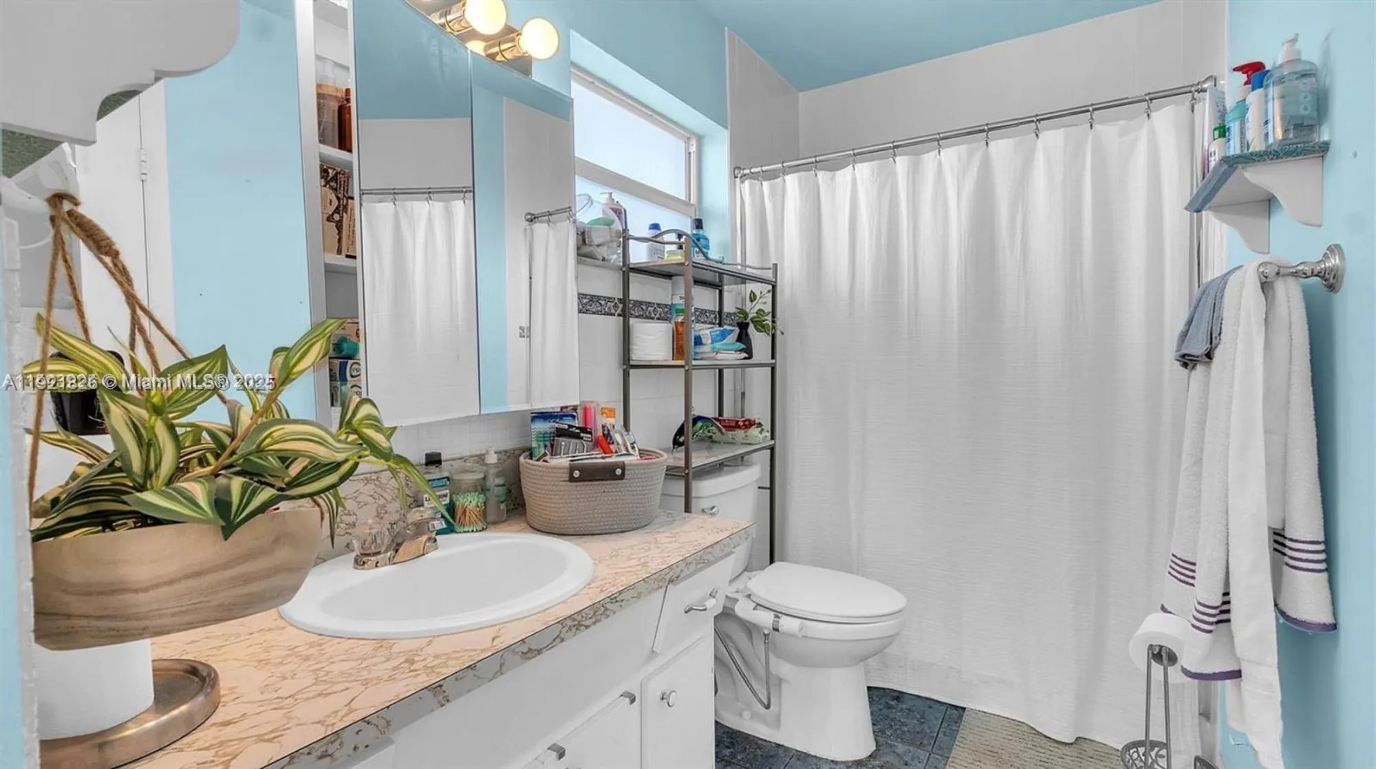 Property Slideshow image 9 of 25 | 2223 park ln 207, Hollywood, FL, 33021