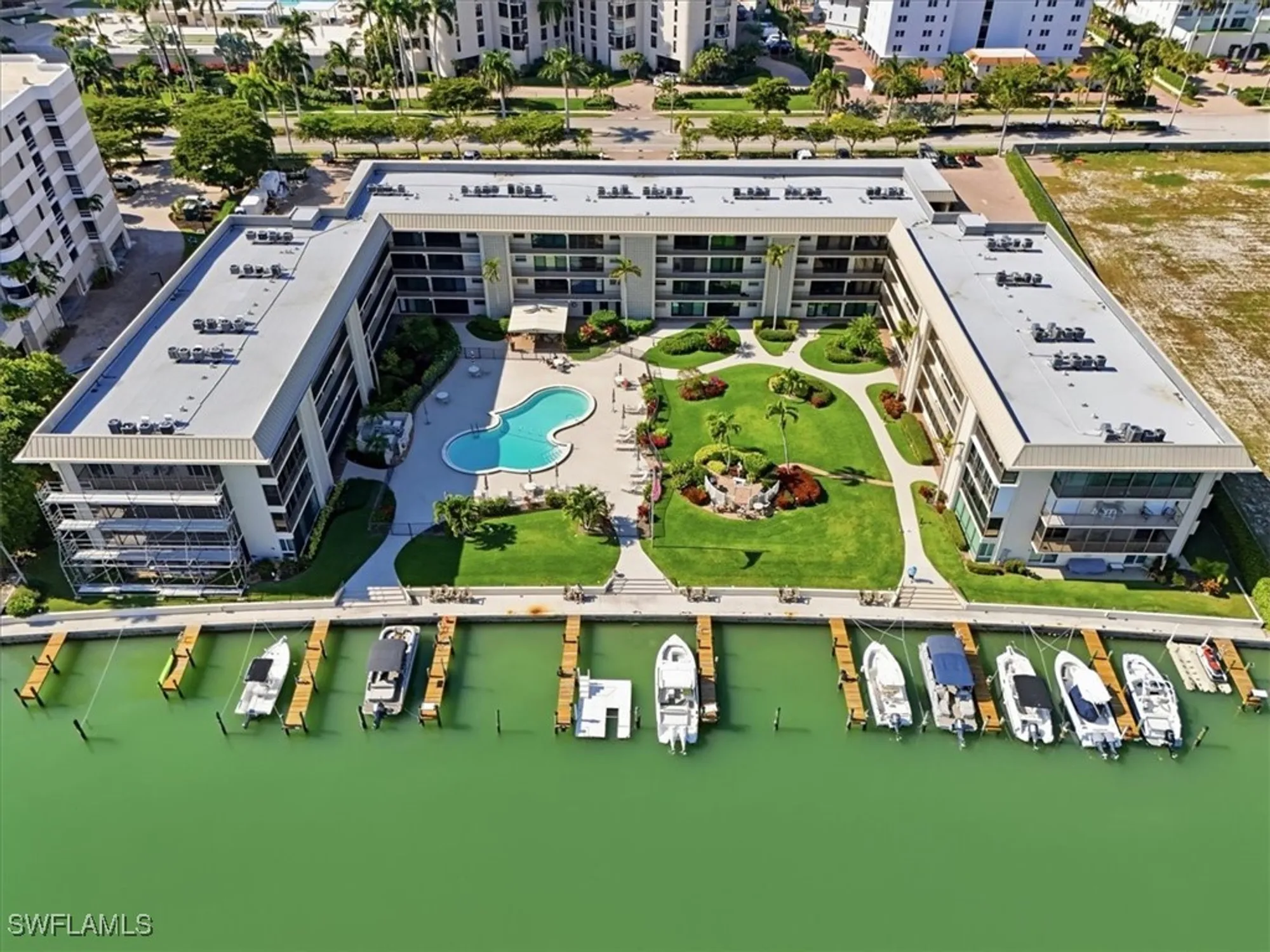 Property Slideshow image 12 of 36 | 3200 gulf shore blvd 105, Naples, FL, 34103