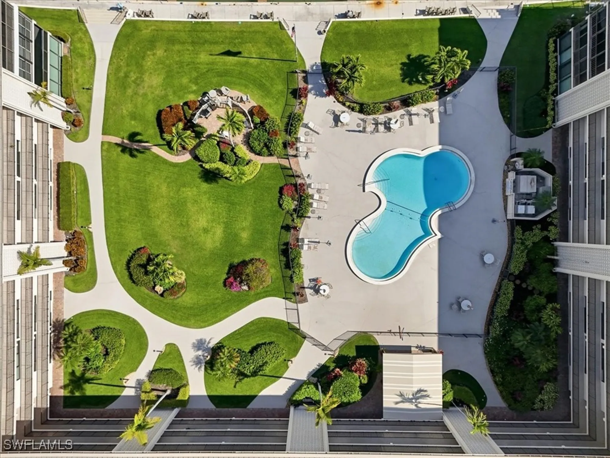 Property Slideshow image 13 of 36 | 3200 gulf shore blvd 105, Naples, FL, 34103