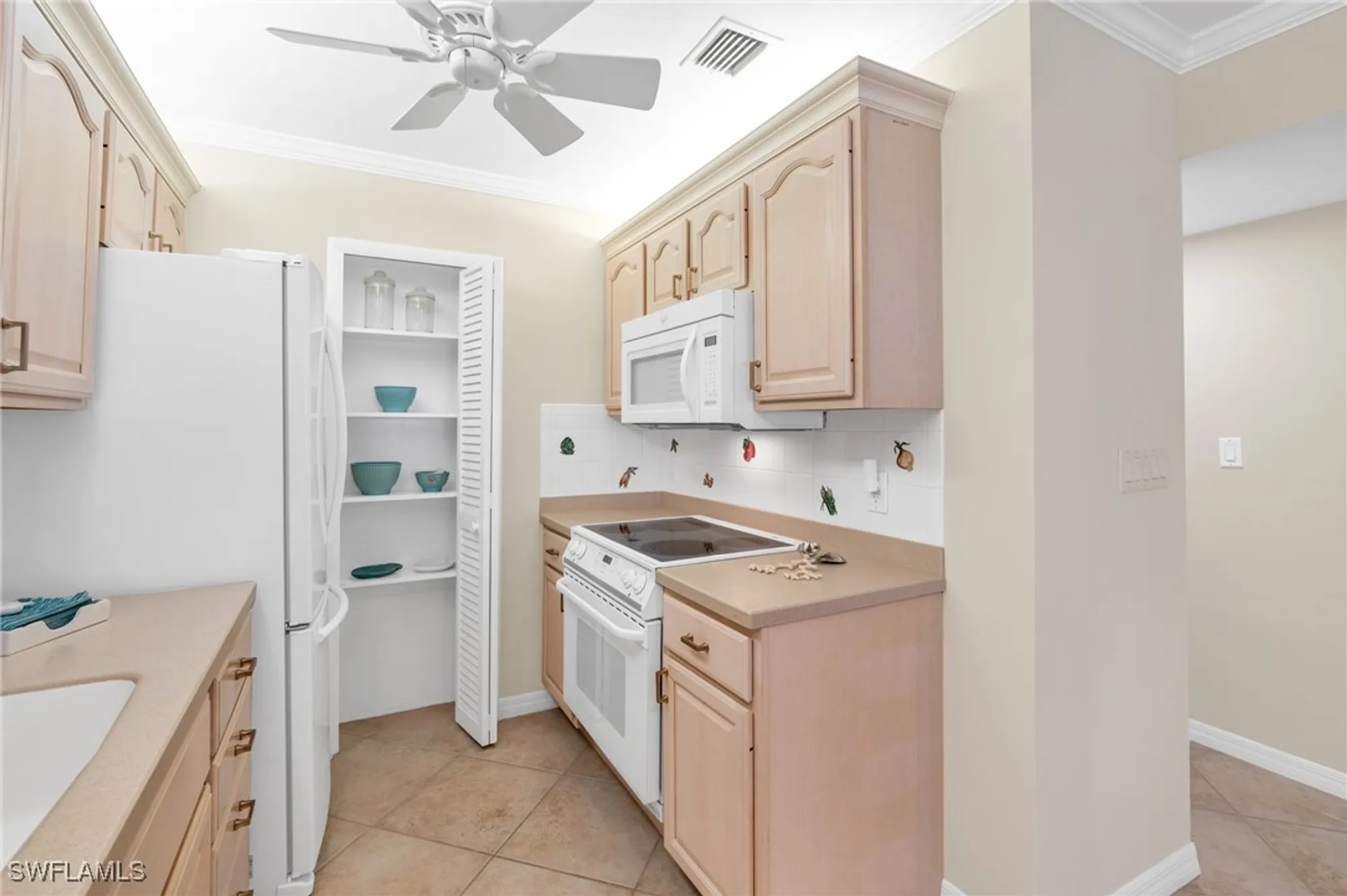 Property Slideshow image 16 of 25 | 2100 gulf shore blvd 206, Naples, FL, 34102