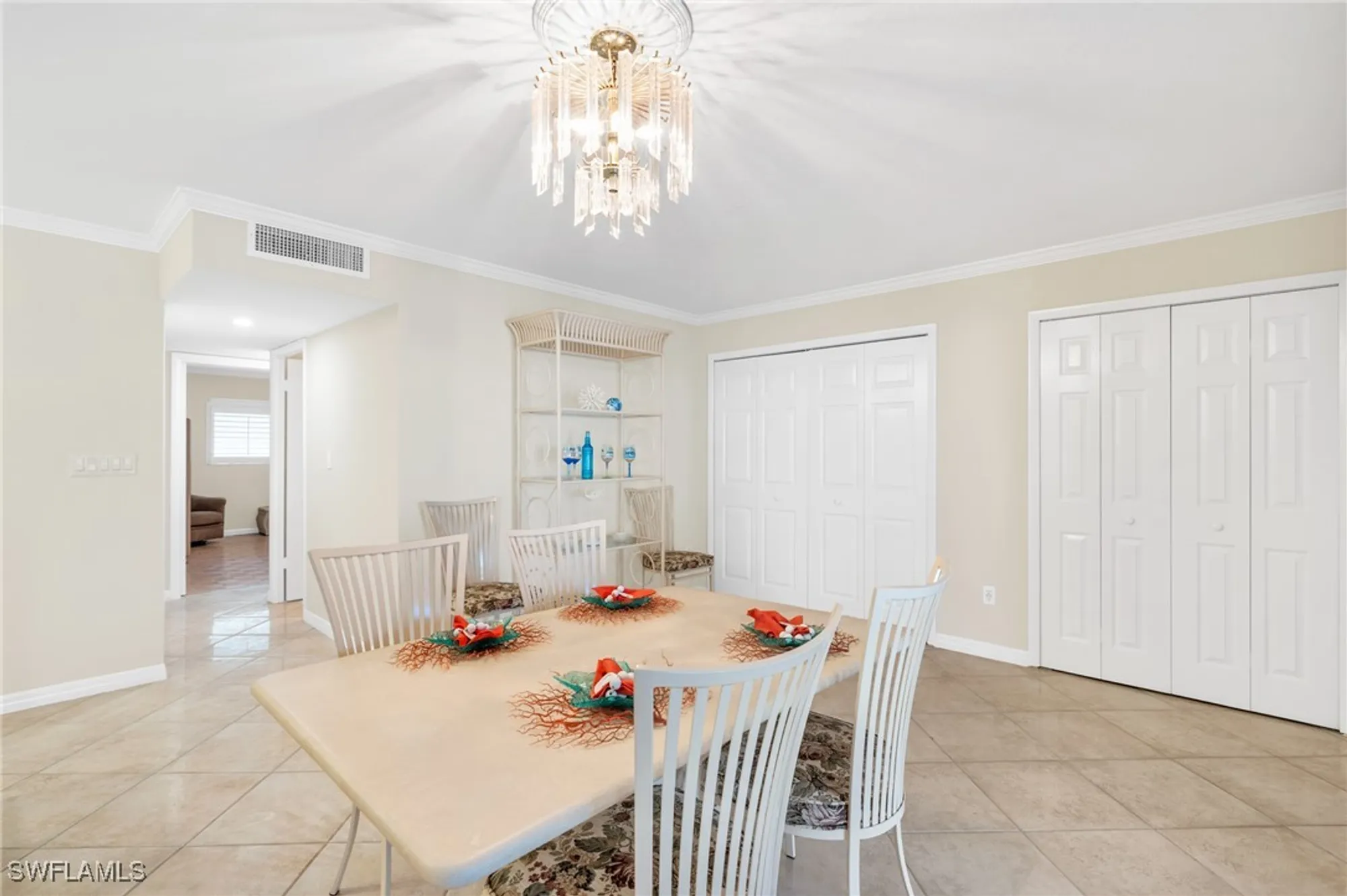 Property Slideshow image 13 of 25 | 2100 gulf shore blvd 206, Naples, FL, 34102