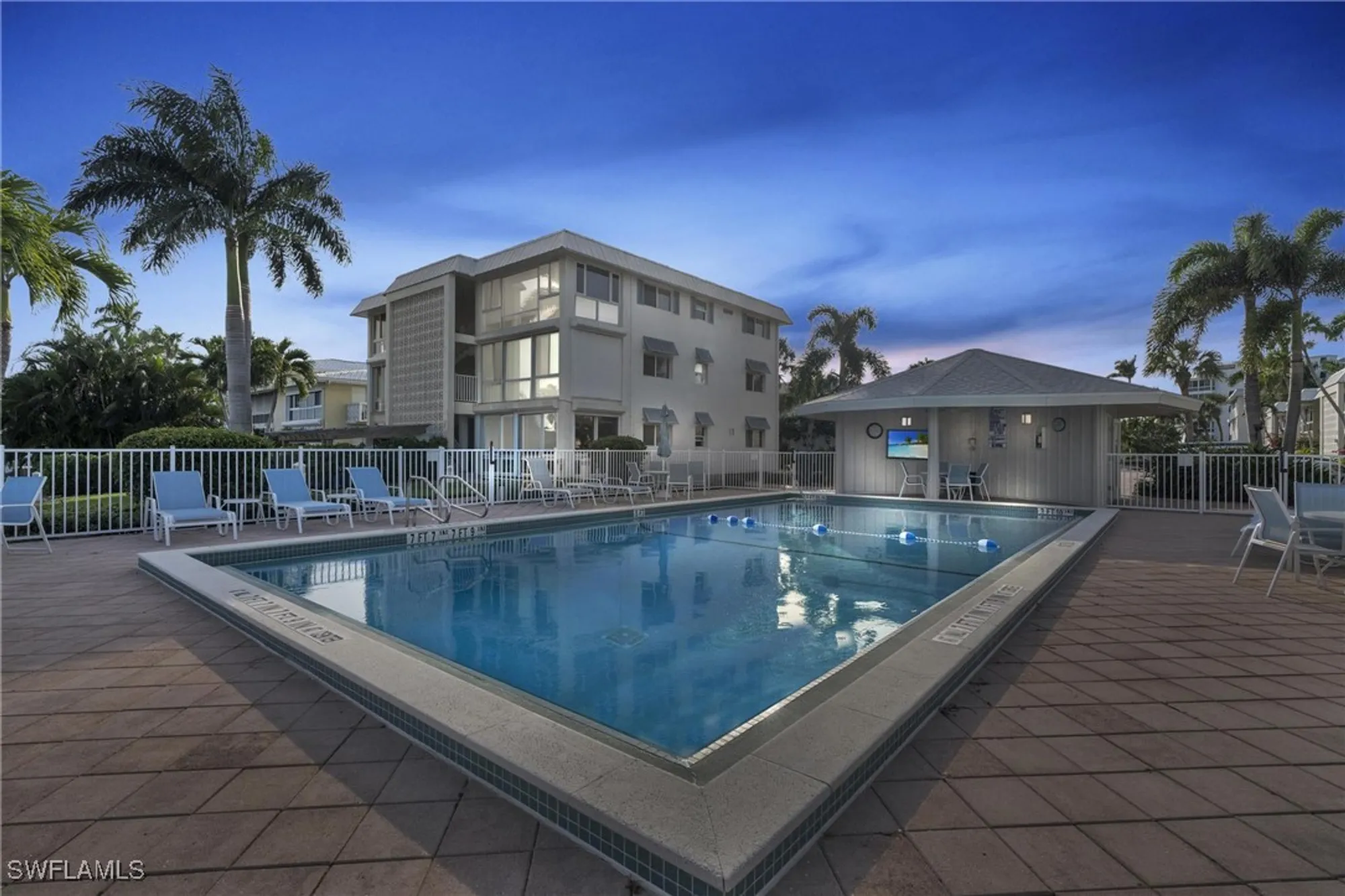 Property Slideshow image 5 of 25 | 2100 gulf shore blvd 206, Naples, FL, 34102