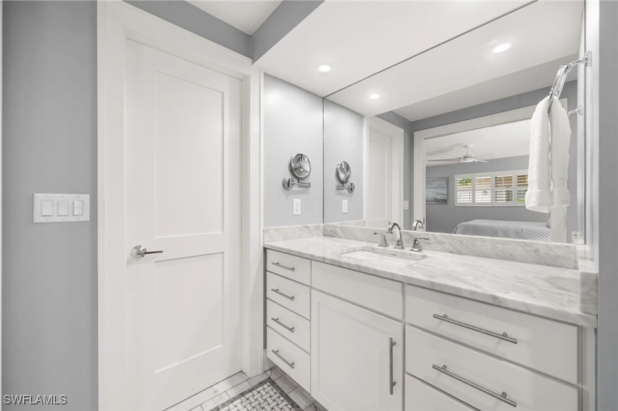 Property Slideshow image 19 of 39 | 222 harbour dr apt 207, Naples, FL, 34103