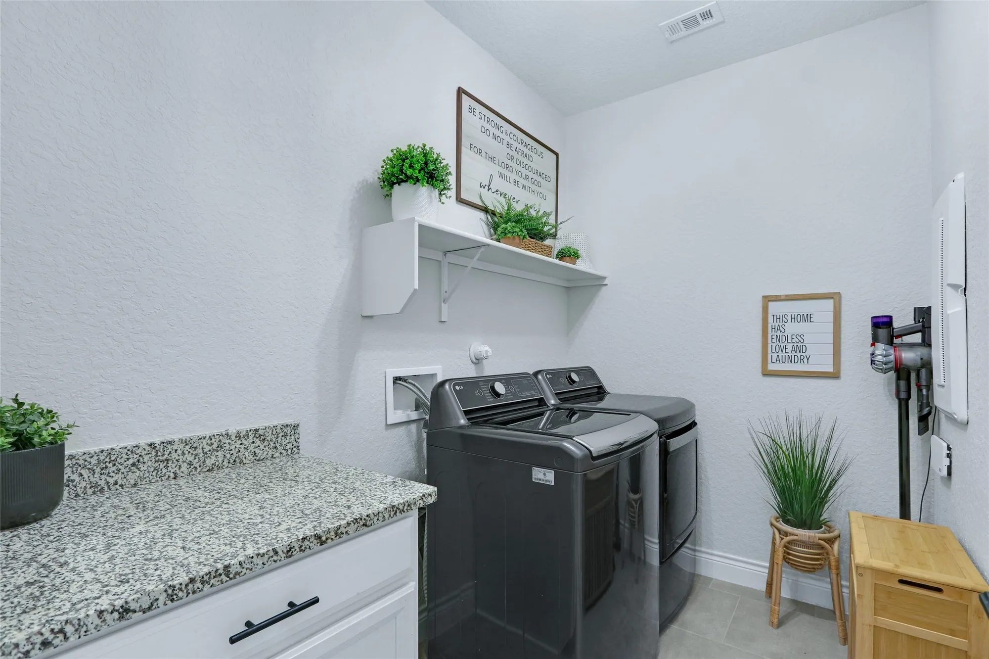 Property Slideshow image 11 of 37 | 2291 oak run pkwy, New Braunfels, TX, 78132