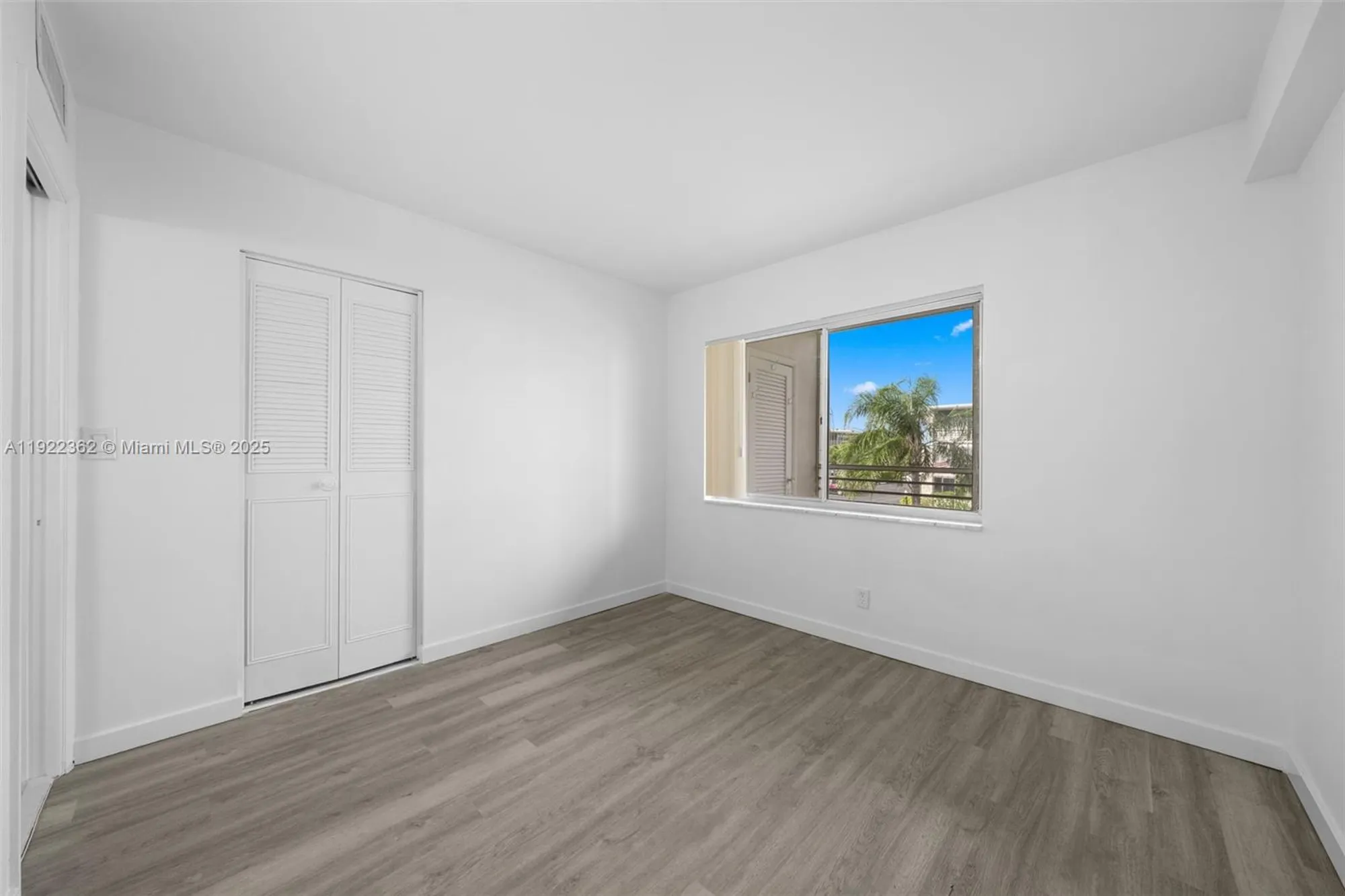 Property Slideshow image 14 of 37 | 2770 garden dr 201, Lake Worth, FL, 33461
