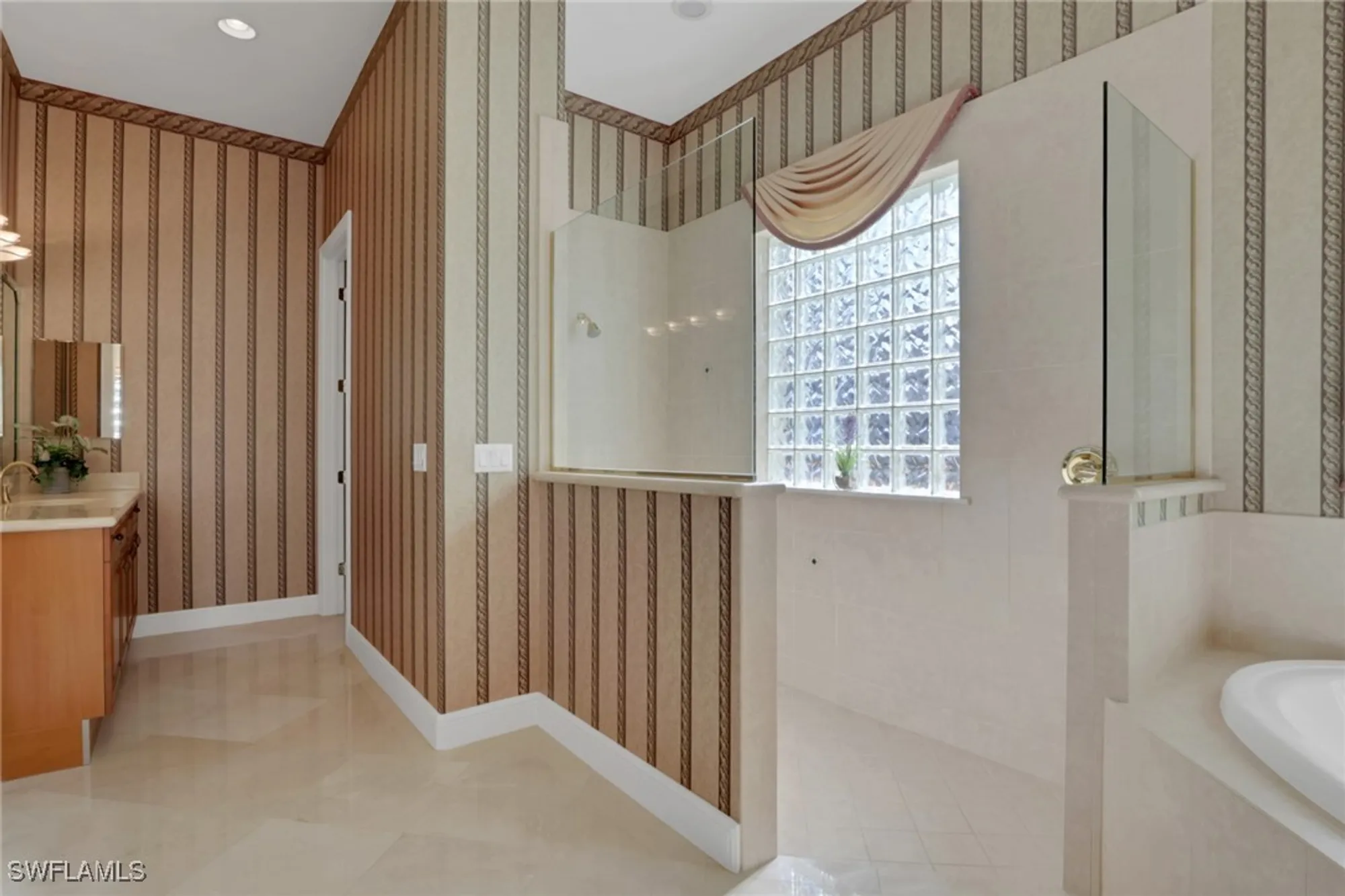 Property Slideshow image 14 of 31 | 904 glen lake cir, Naples, FL, 34119