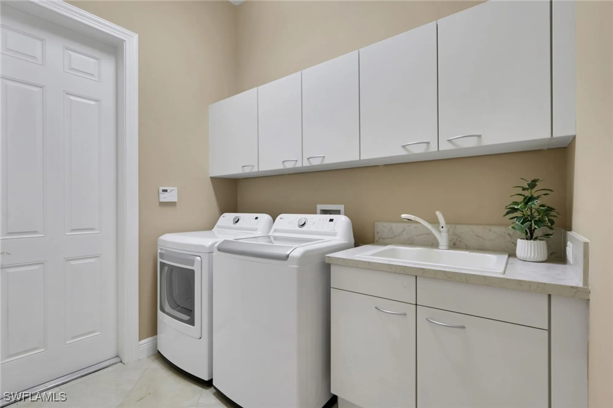 Property Slideshow image 24 of 31 | 904 glen lake cir, Naples, FL, 34119