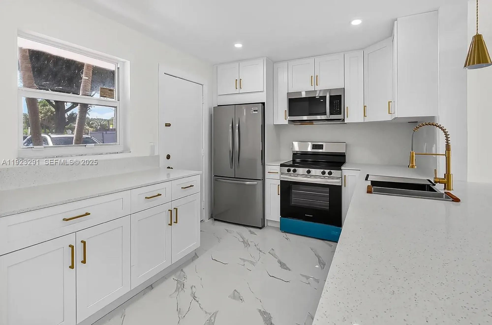 Property Slideshow image 14 of 17 | 201 se 11th ter 102, Dania Beach, FL, 33004