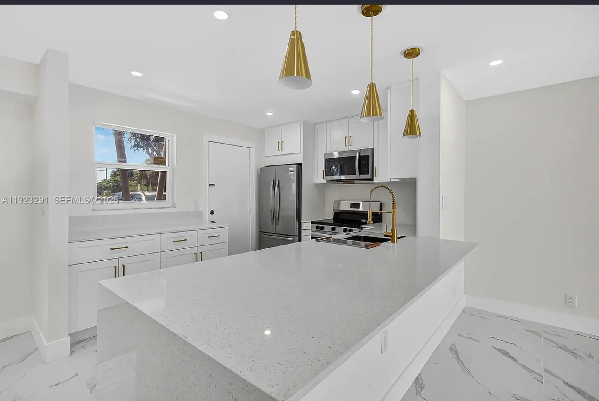 Property Slideshow image 1 of 17 | 201 se 11th ter 102, Dania Beach, FL, 33004