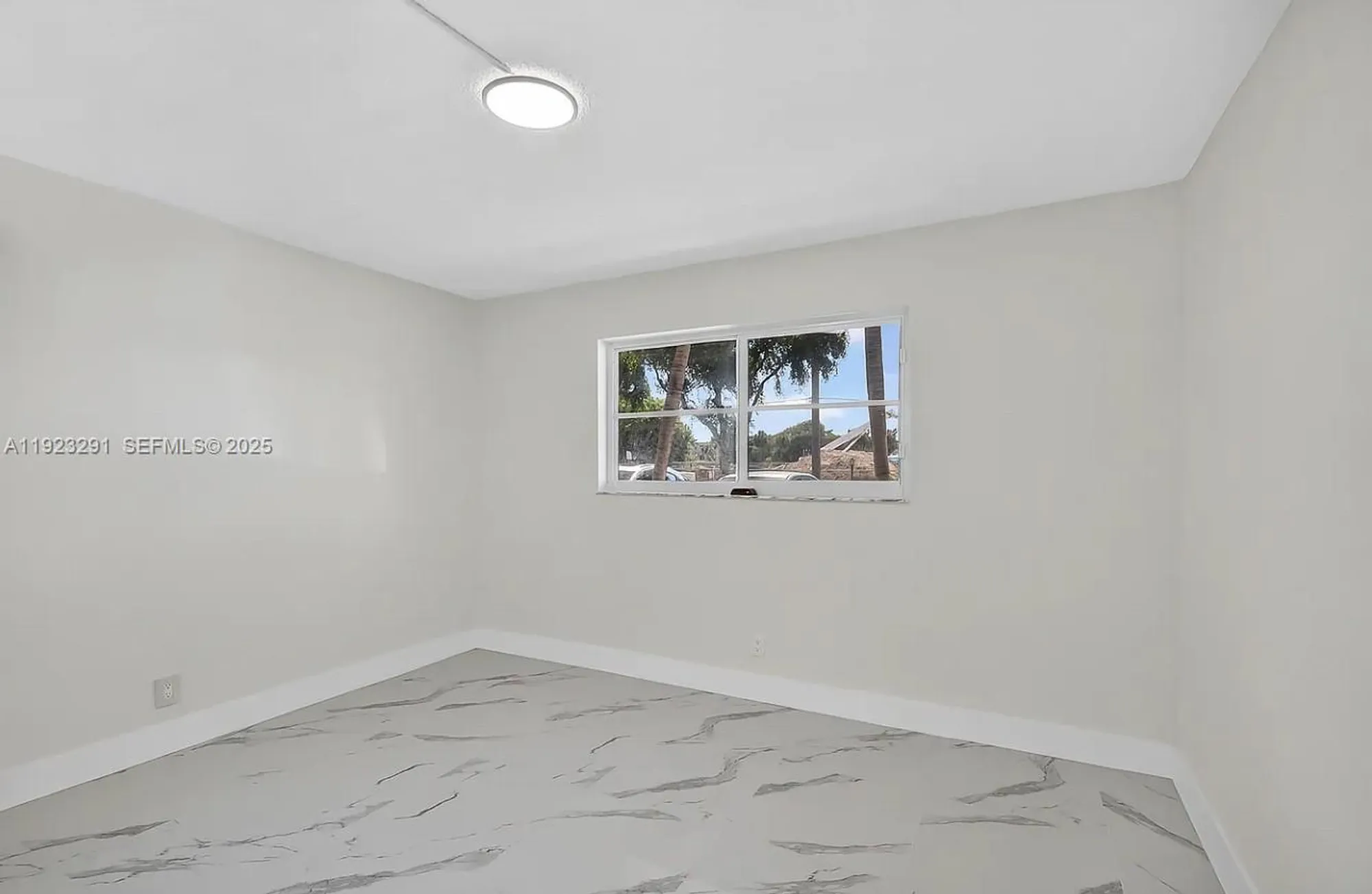 Property Slideshow image 13 of 17 | 201 se 11th ter 102, Dania Beach, FL, 33004