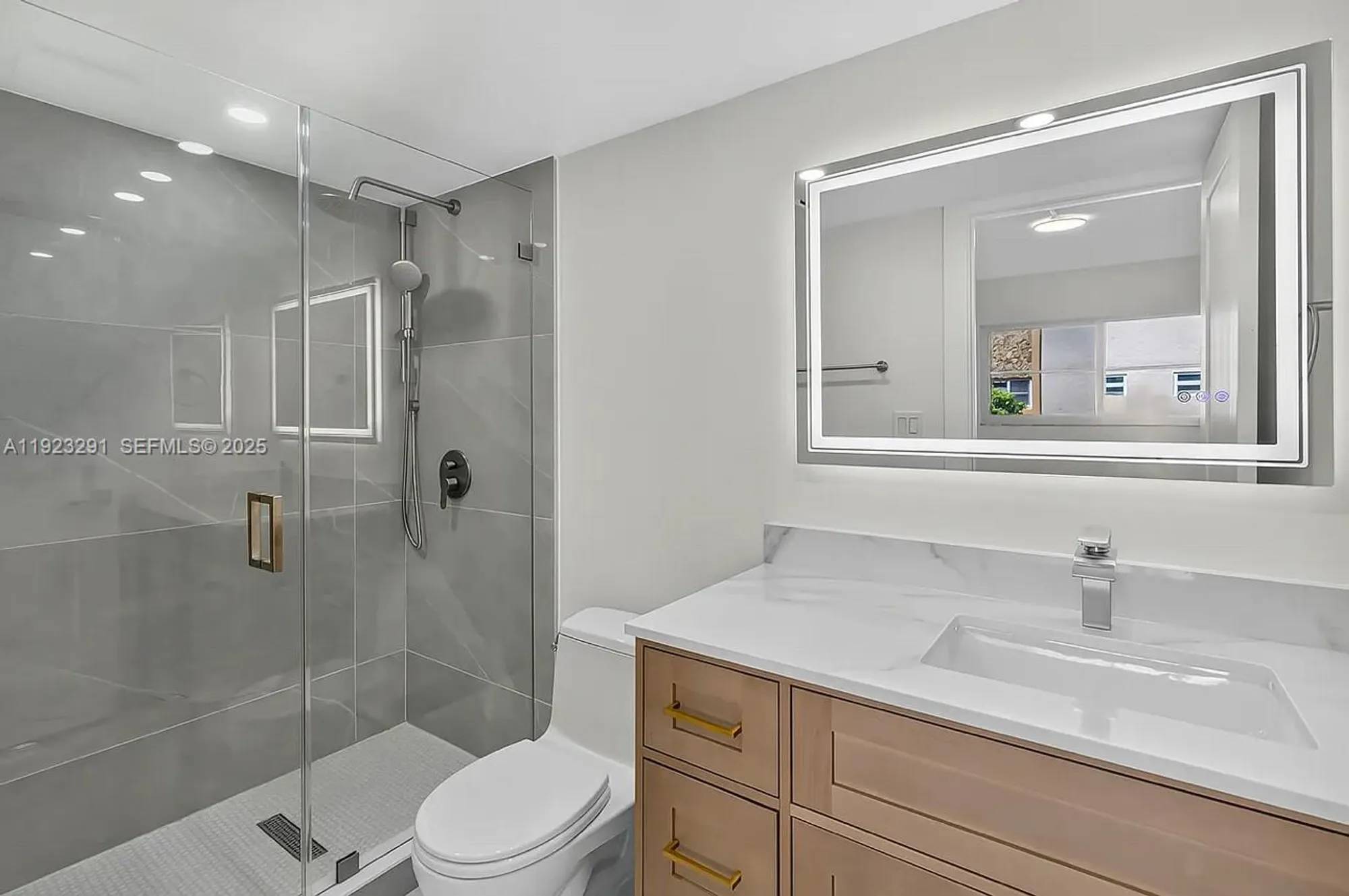 Property Slideshow image 6 of 17 | 201 se 11th ter 102, Dania Beach, FL, 33004