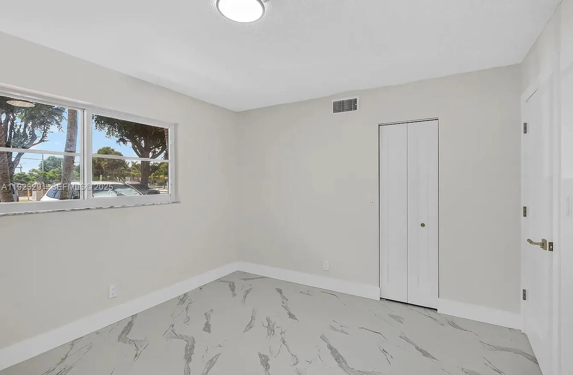 Property Slideshow image 8 of 17 | 201 se 11th ter 102, Dania Beach, FL, 33004