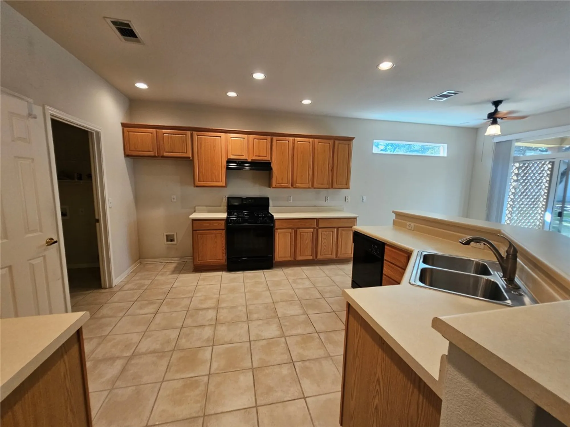 Property Slideshow image 27 of 35 | 211 red poppy trl, Georgetown, TX, 78633