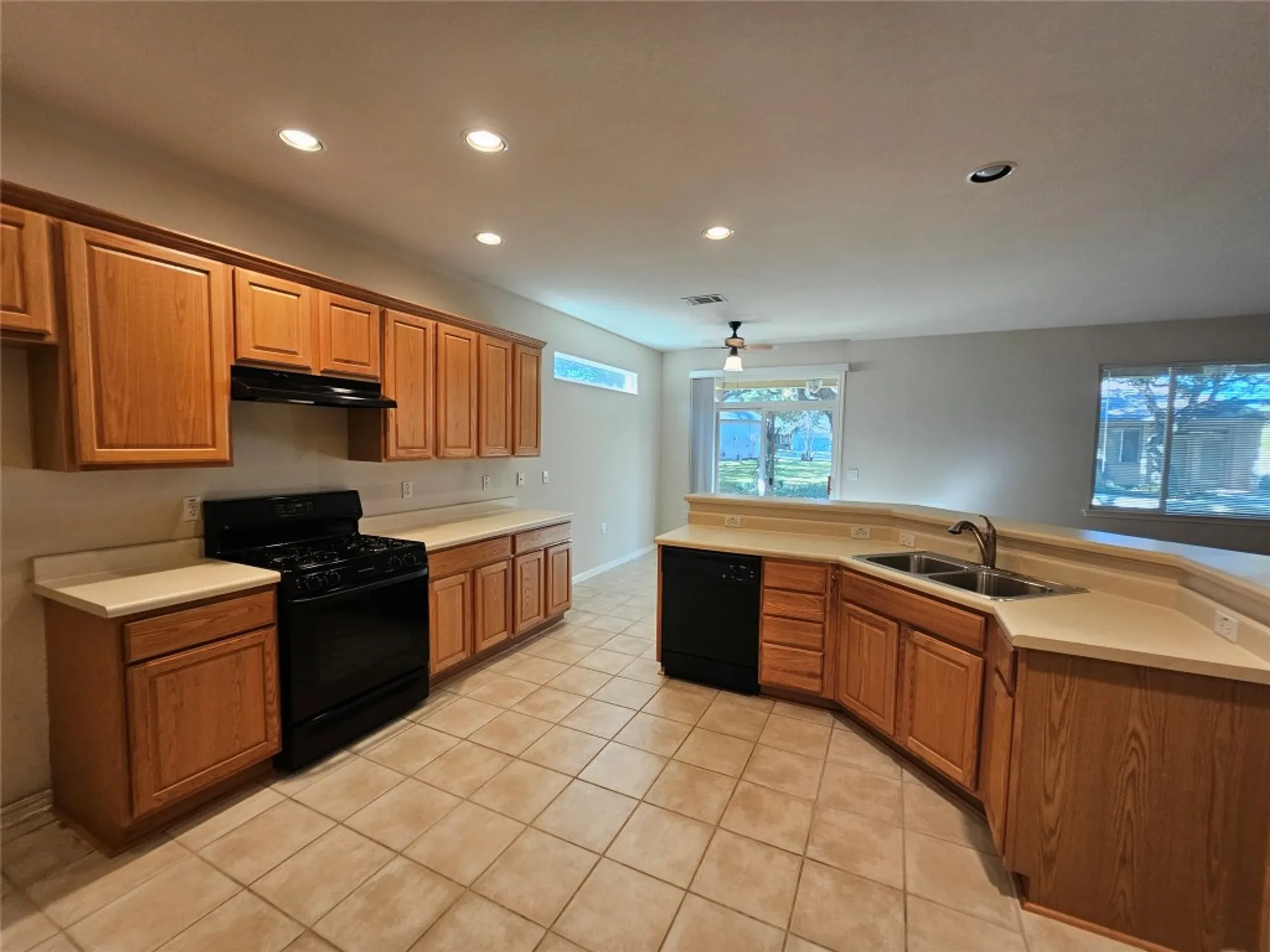 Property Slideshow image 28 of 35 | 211 red poppy trl, Georgetown, TX, 78633