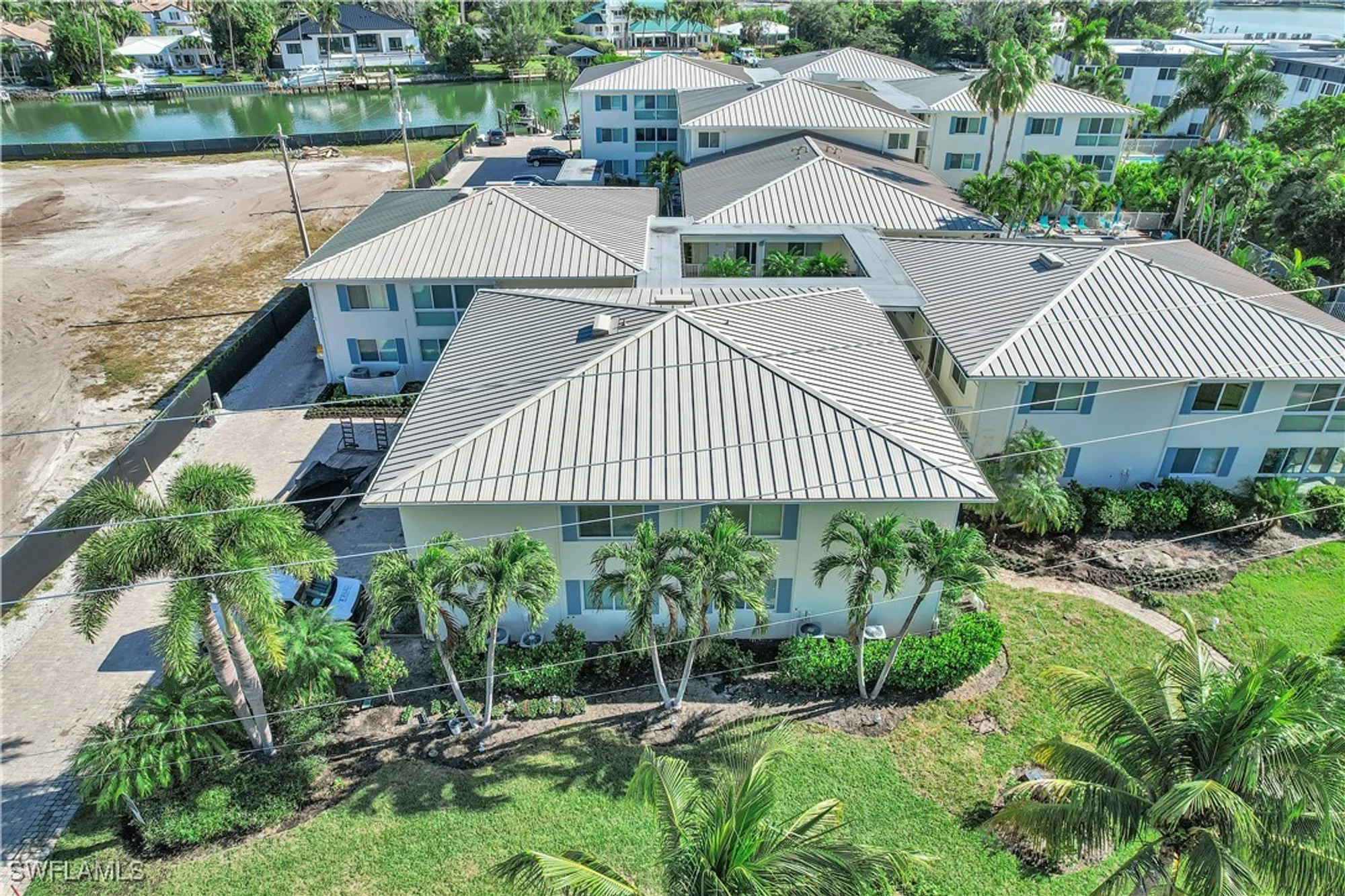 Property Slideshow image 32 of 38 | 1950 gulf shore blvd 201, Naples, FL, 34102