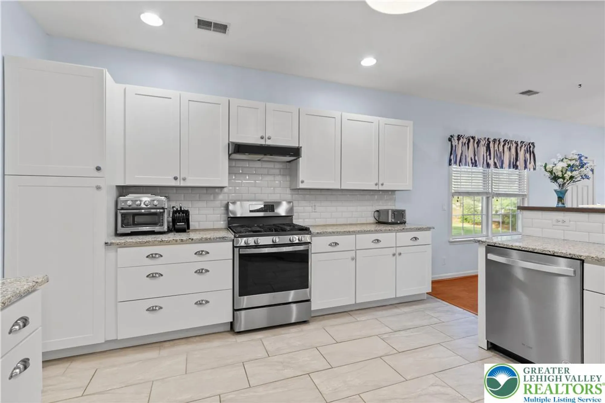 Property Slideshow image 10 of 45 | 60 glenmoor cir n, Palmer Twp, PA, 18045