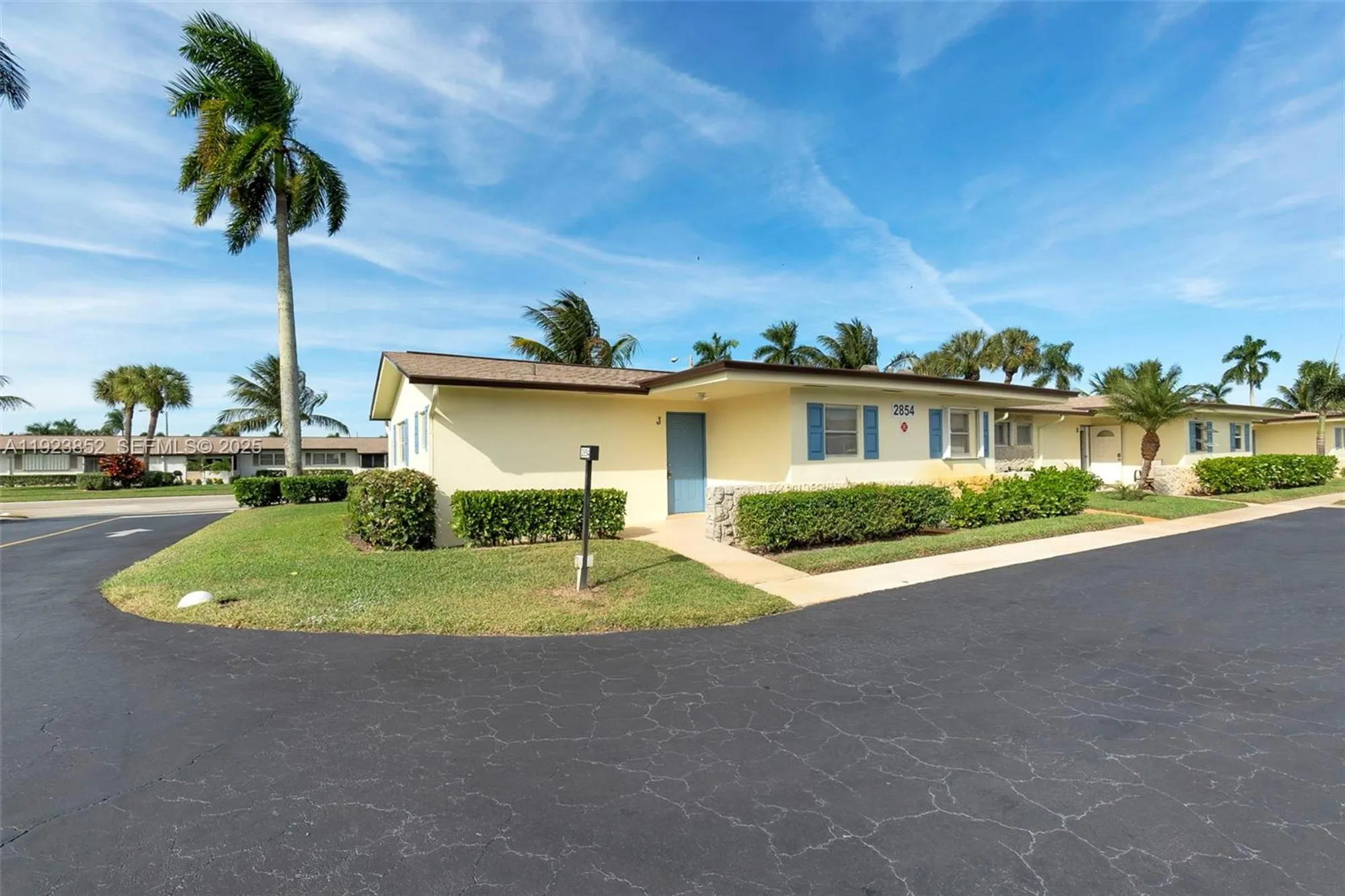 Property Slideshow image 2 of 24 | 2854 crosley dr j, West Palm Beach, FL, 33415