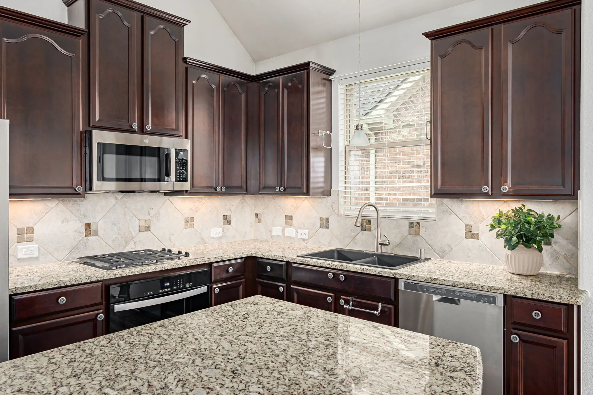 Property Slideshow image 13 of 36 | 1313 isabella ln, Savannah, TX, 76227