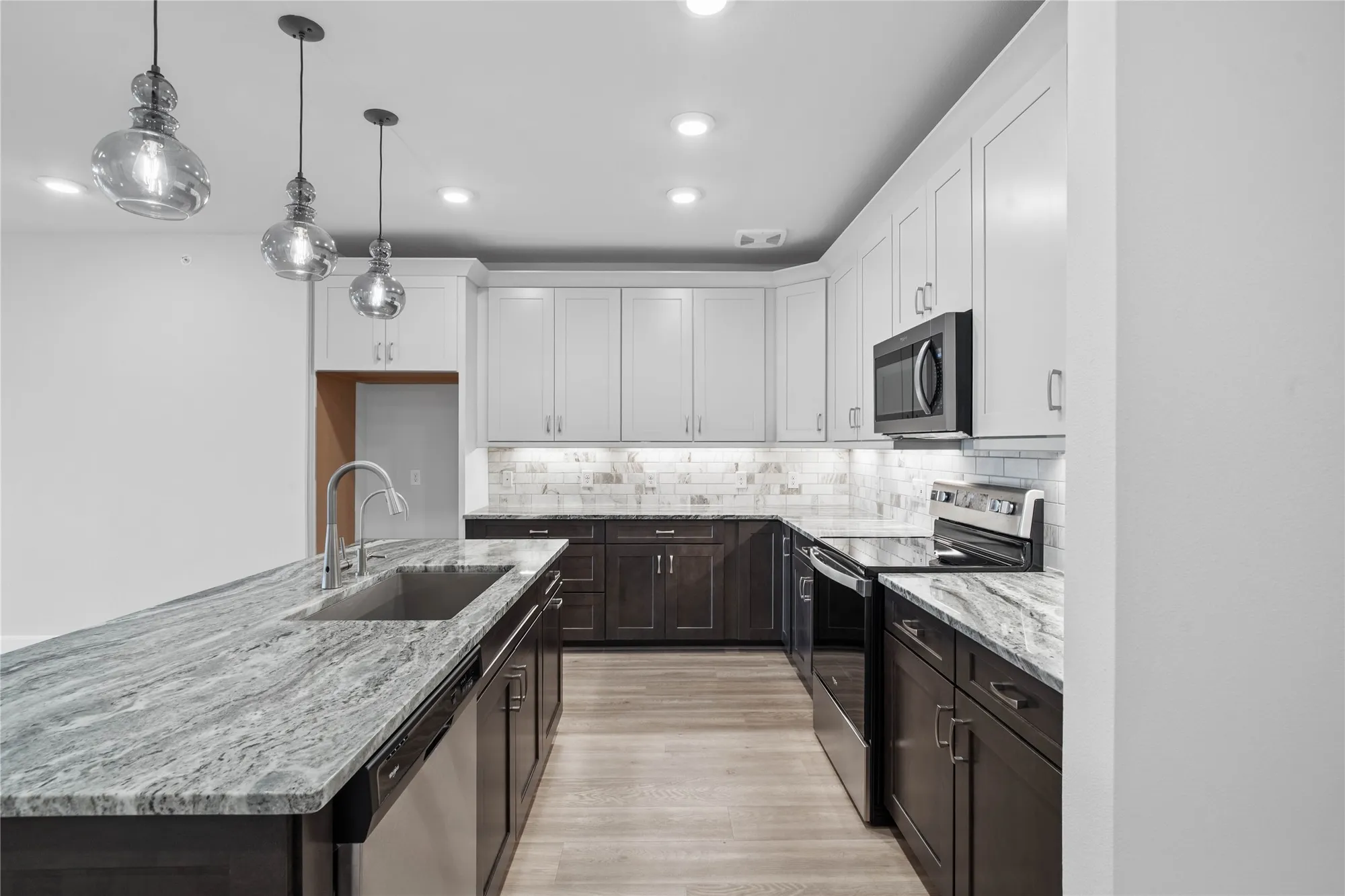 Property Slideshow image 7 of 43 | 6804 westview dr apt 3205, Houston, TX, 77055