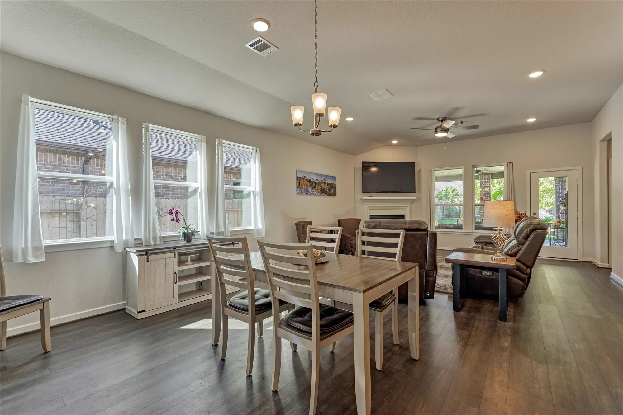 Property Slideshow image 14 of 41 | 332 n arrowhead ln, Montgomery, TX, 77316