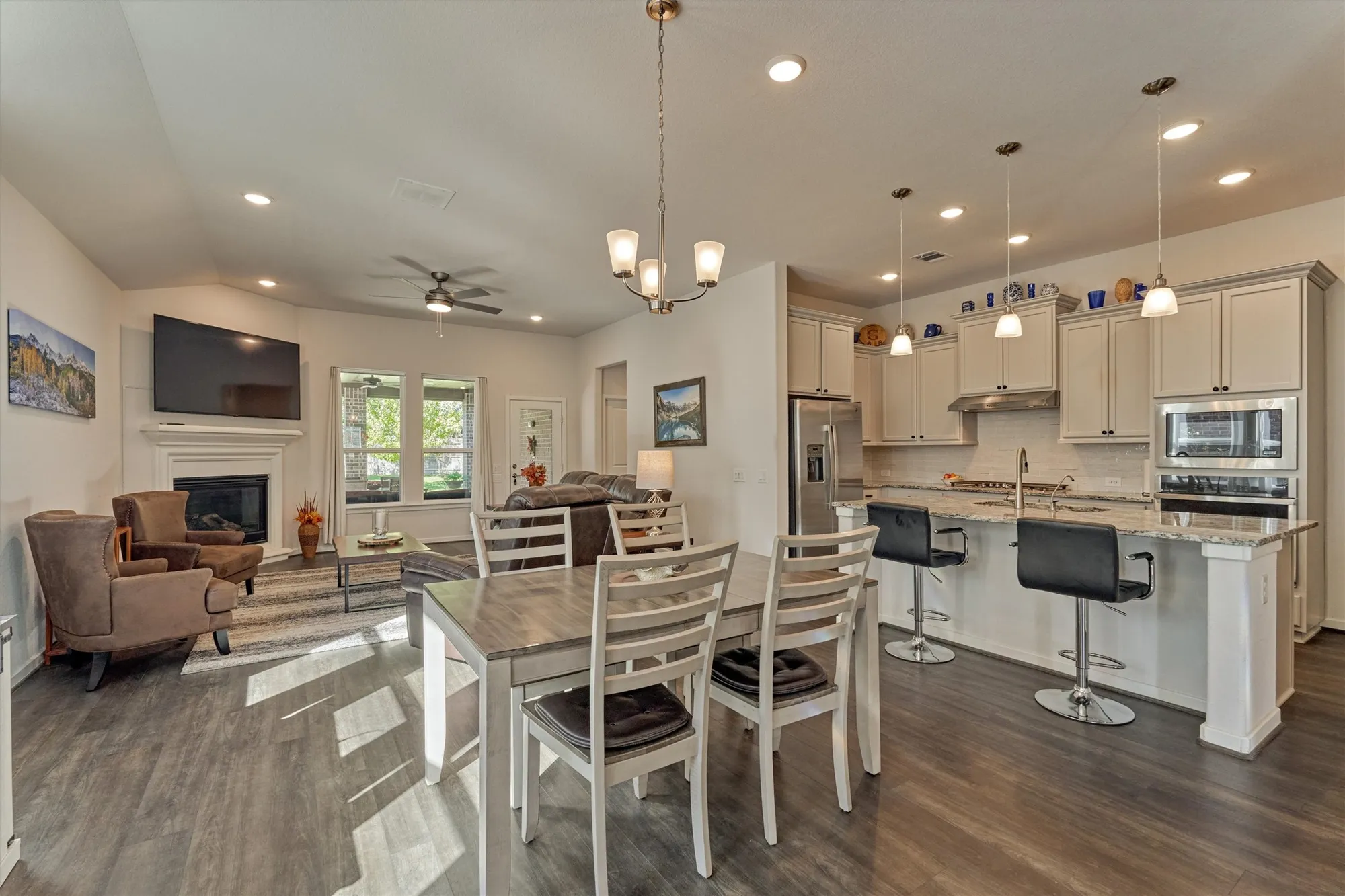 Property Slideshow image 15 of 41 | 332 n arrowhead ln, Montgomery, TX, 77316