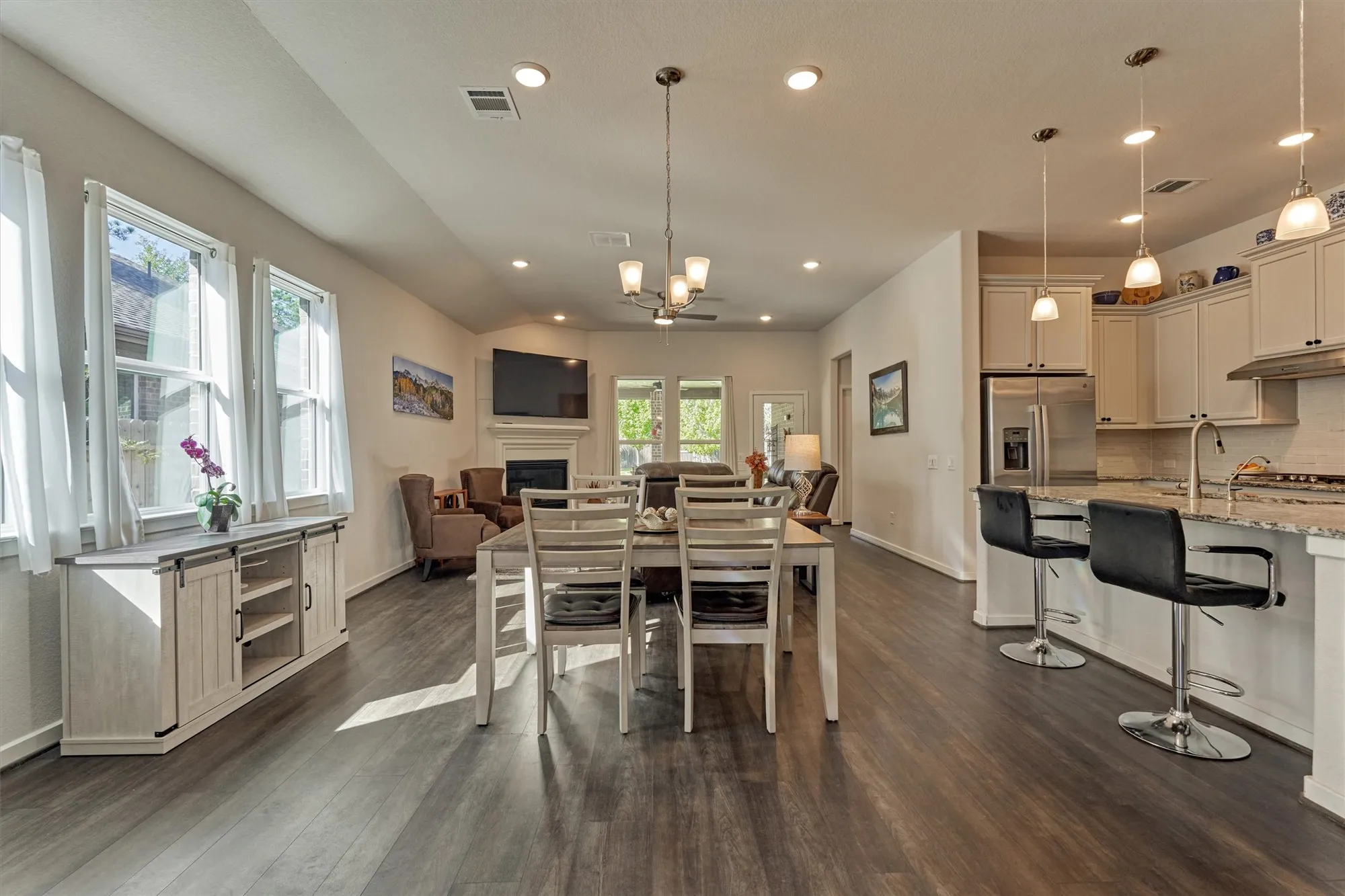 Property Slideshow image 16 of 41 | 332 n arrowhead ln, Montgomery, TX, 77316