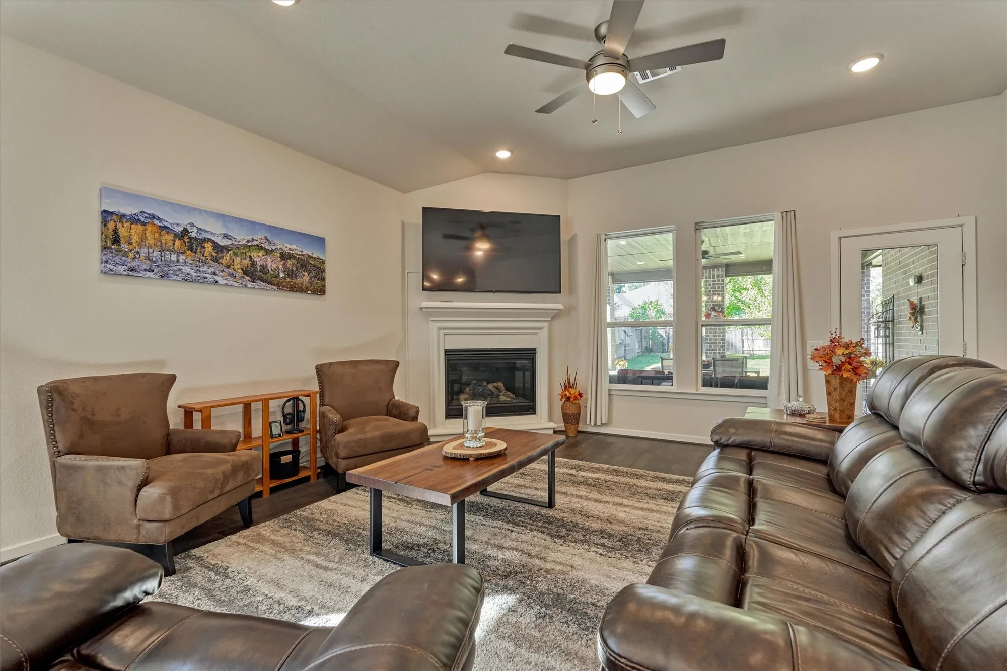 Property Slideshow image 17 of 41 | 332 n arrowhead ln, Montgomery, TX, 77316