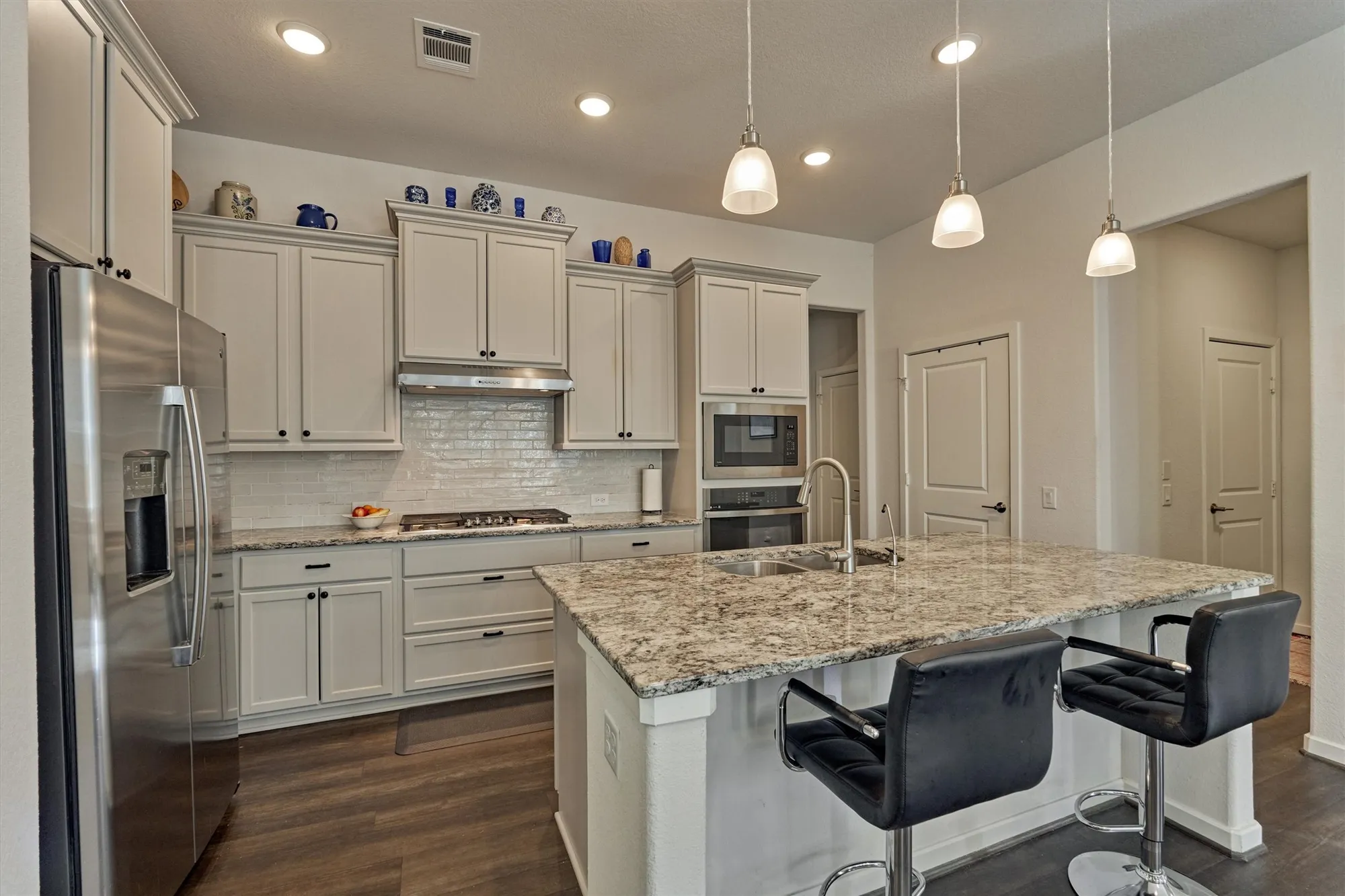 Property Slideshow image 10 of 41 | 332 n arrowhead ln, Montgomery, TX, 77316