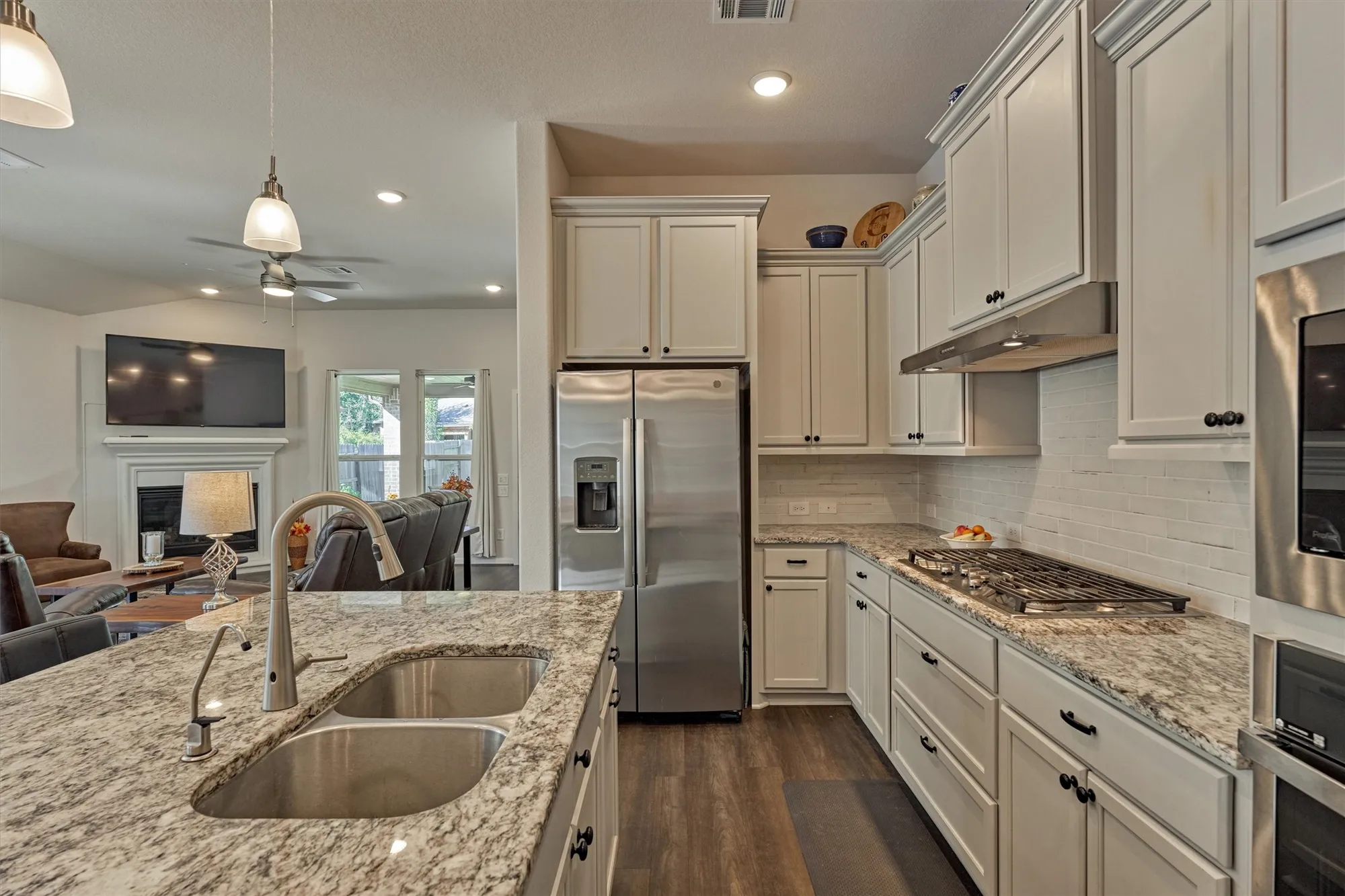 Property Slideshow image 11 of 41 | 332 n arrowhead ln, Montgomery, TX, 77316