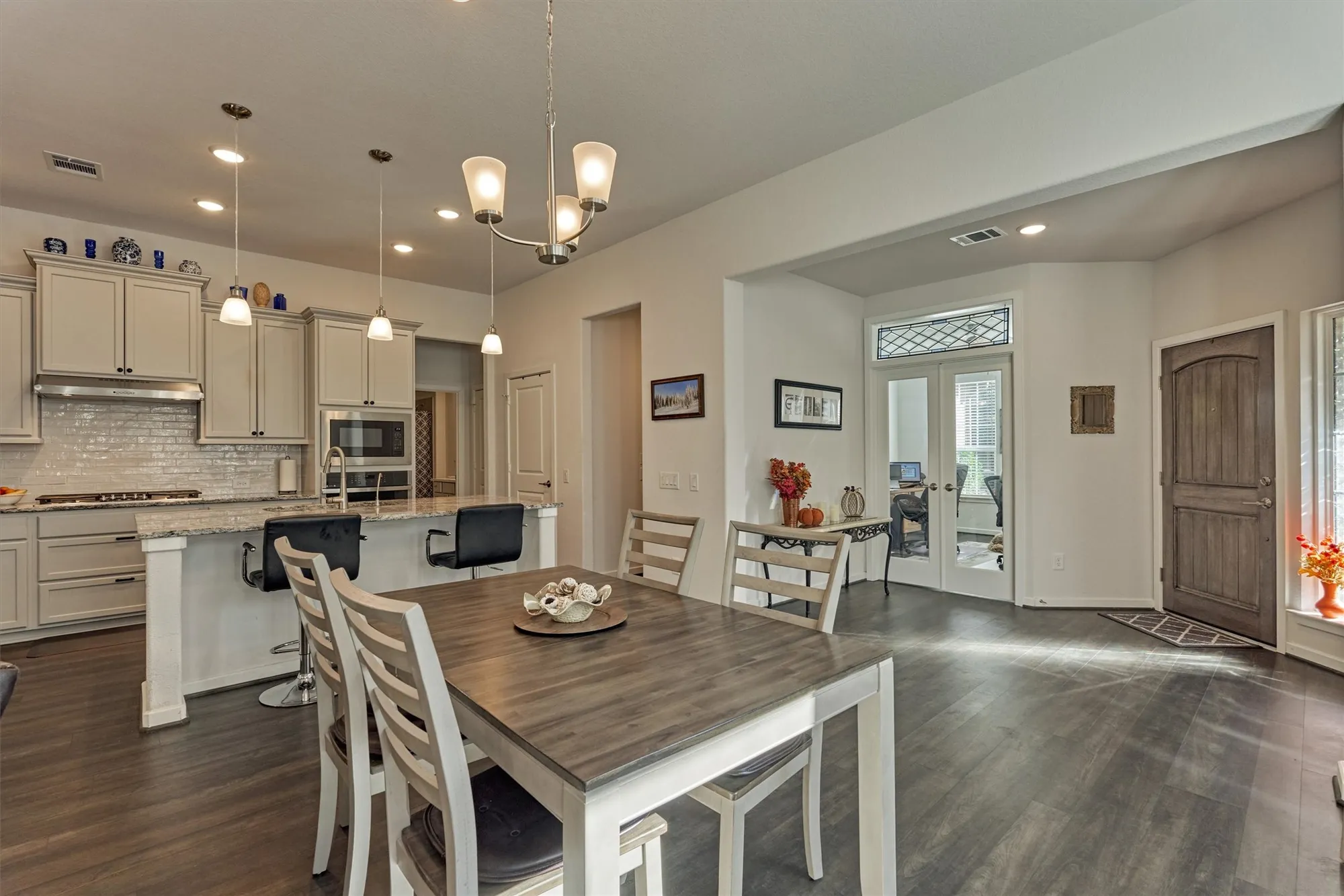 Property Slideshow image 13 of 41 | 332 n arrowhead ln, Montgomery, TX, 77316