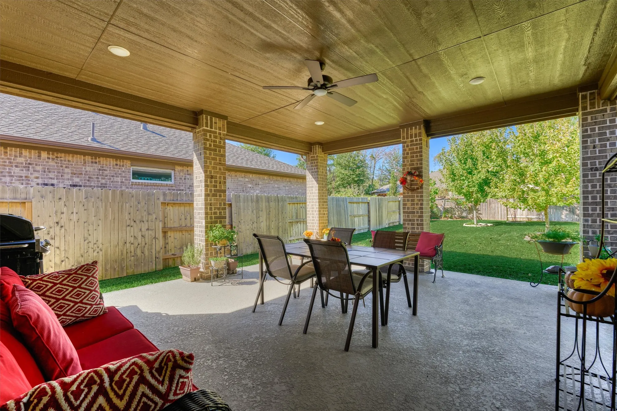 Property Slideshow image 29 of 41 | 332 n arrowhead ln, Montgomery, TX, 77316