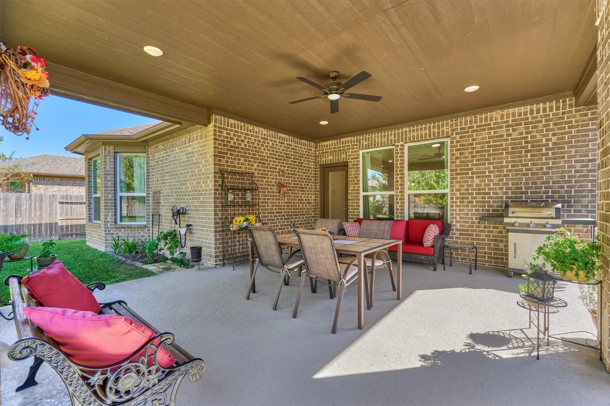 Property Slideshow image 30 of 41 | 332 n arrowhead ln, Montgomery, TX, 77316
