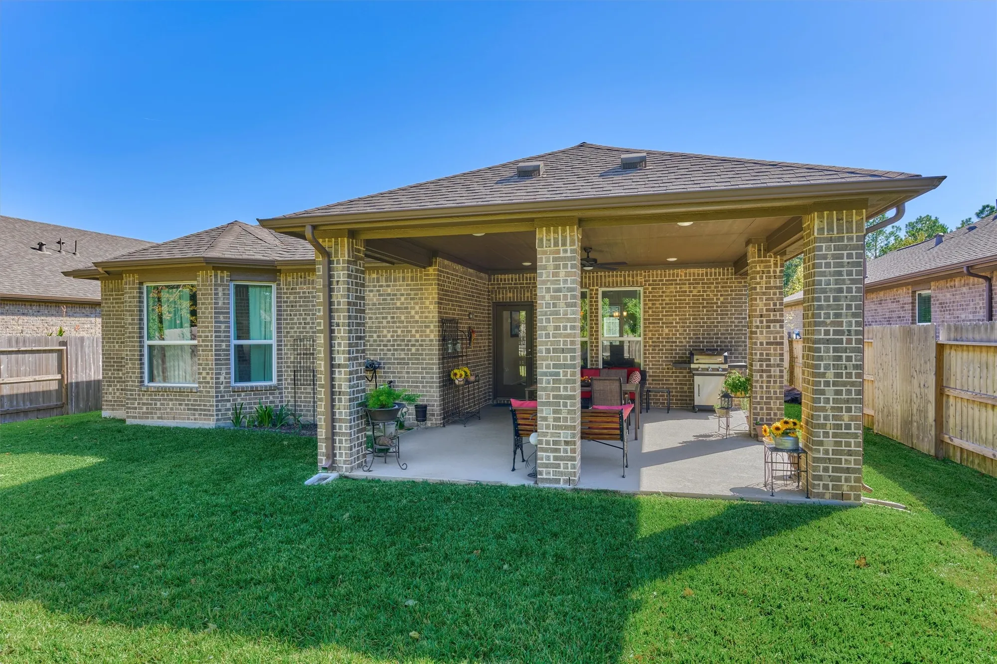 Property Slideshow image 31 of 41 | 332 n arrowhead ln, Montgomery, TX, 77316