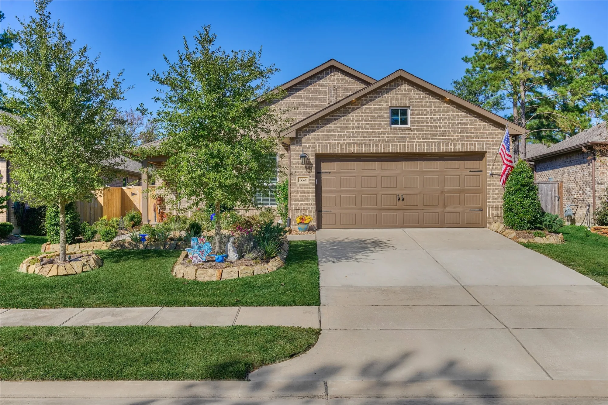 Property Slideshow image 4 of 41 | 332 n arrowhead ln, Montgomery, TX, 77316