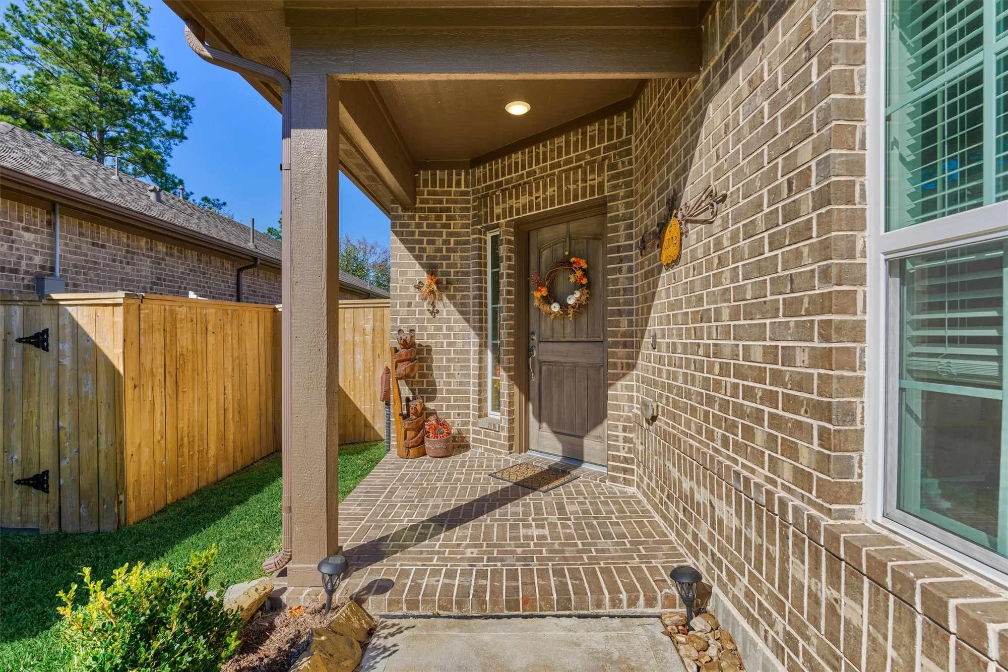 Property Slideshow image 6 of 41 | 332 n arrowhead ln, Montgomery, TX, 77316
