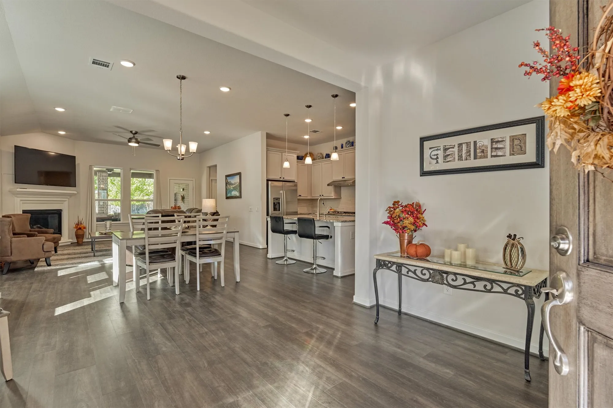 Property Slideshow image 8 of 41 | 332 n arrowhead ln, Montgomery, TX, 77316