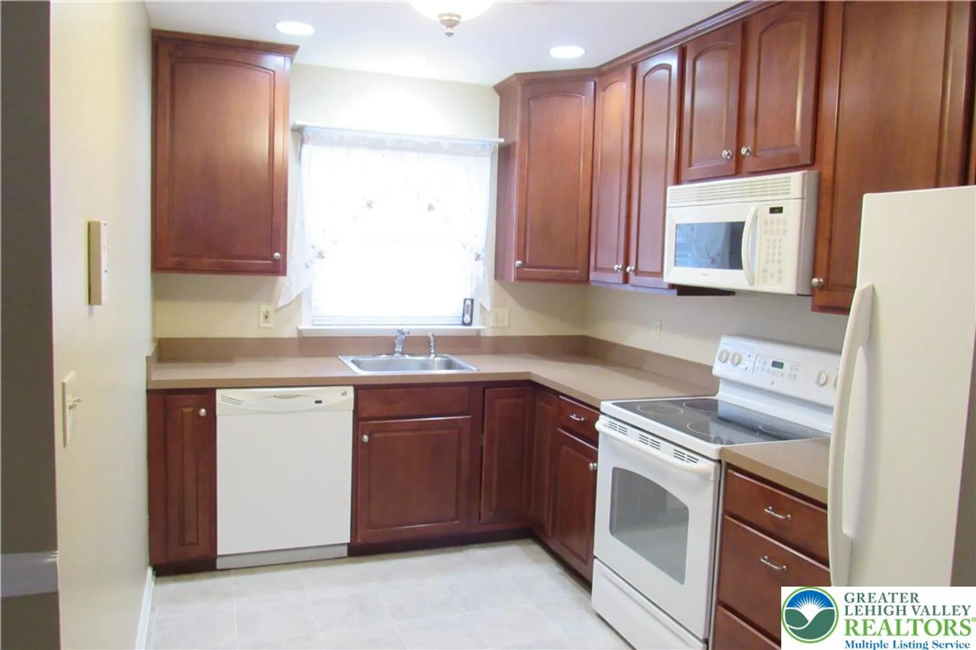 Property Slideshow image 5 of 16 | 1530 harvest dr w, Forks Twp, PA, 18040